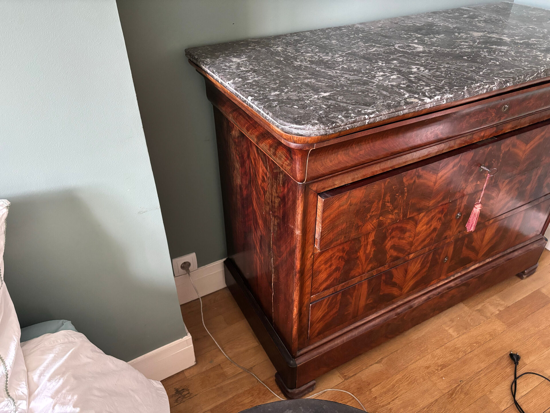 Commode en acajou Louis-Philippe du 19ème siècle avec plateau en marbre