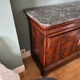 Commode en acajou Louis-Philippe du 19ème siècle avec plateau en marbre