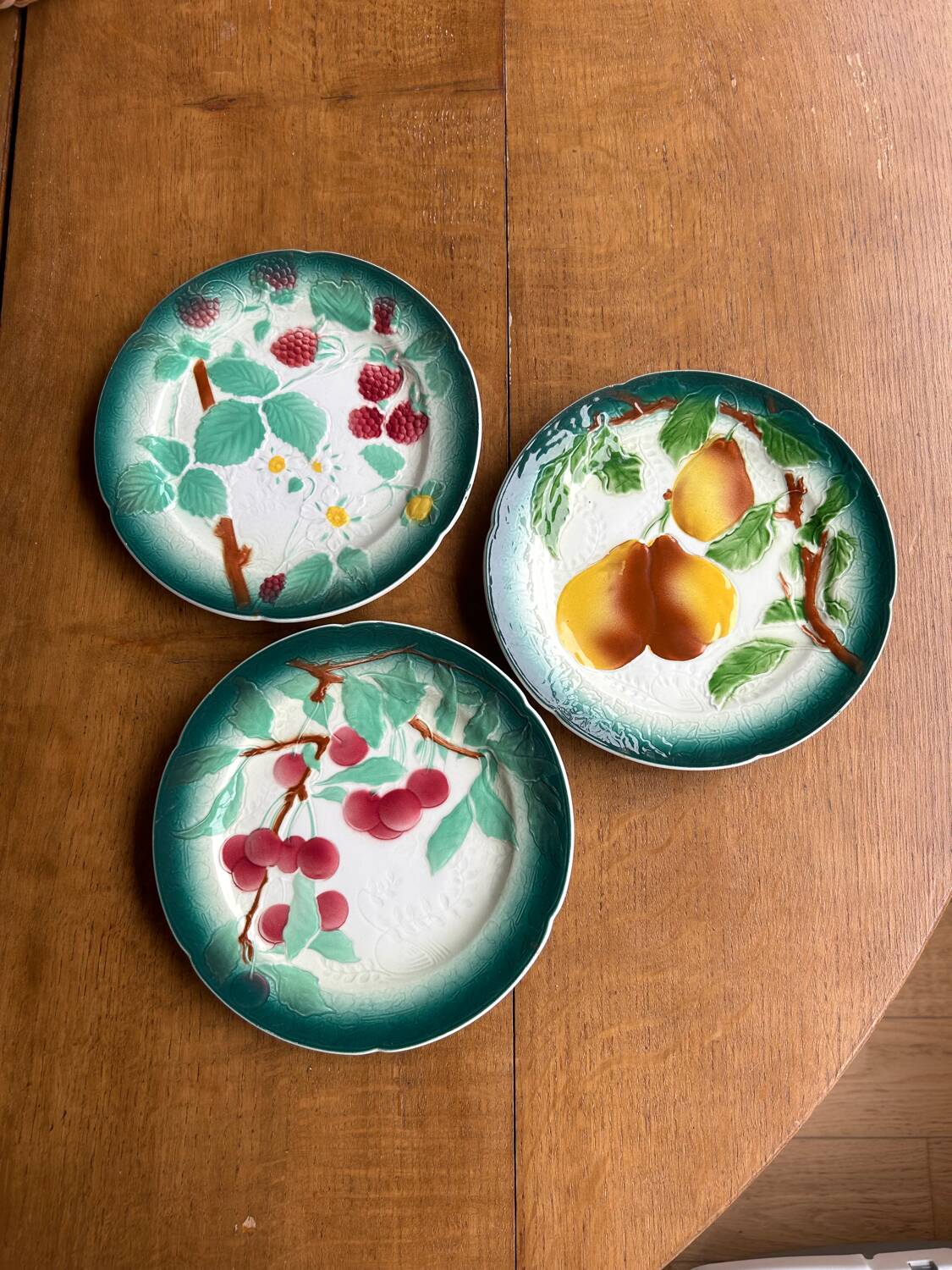 Dessert plates barbotine