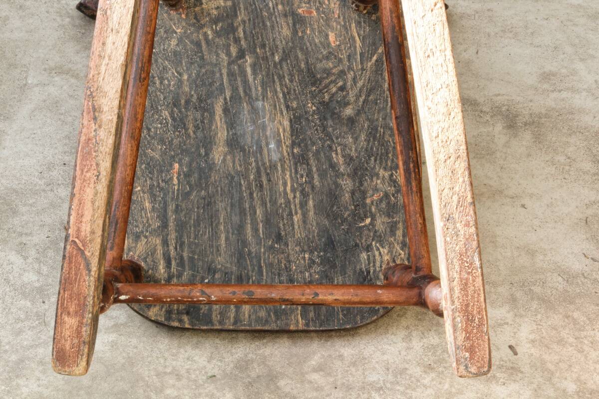 Rocking chair pour enfant en hêtre patiné, 19ème siècle
