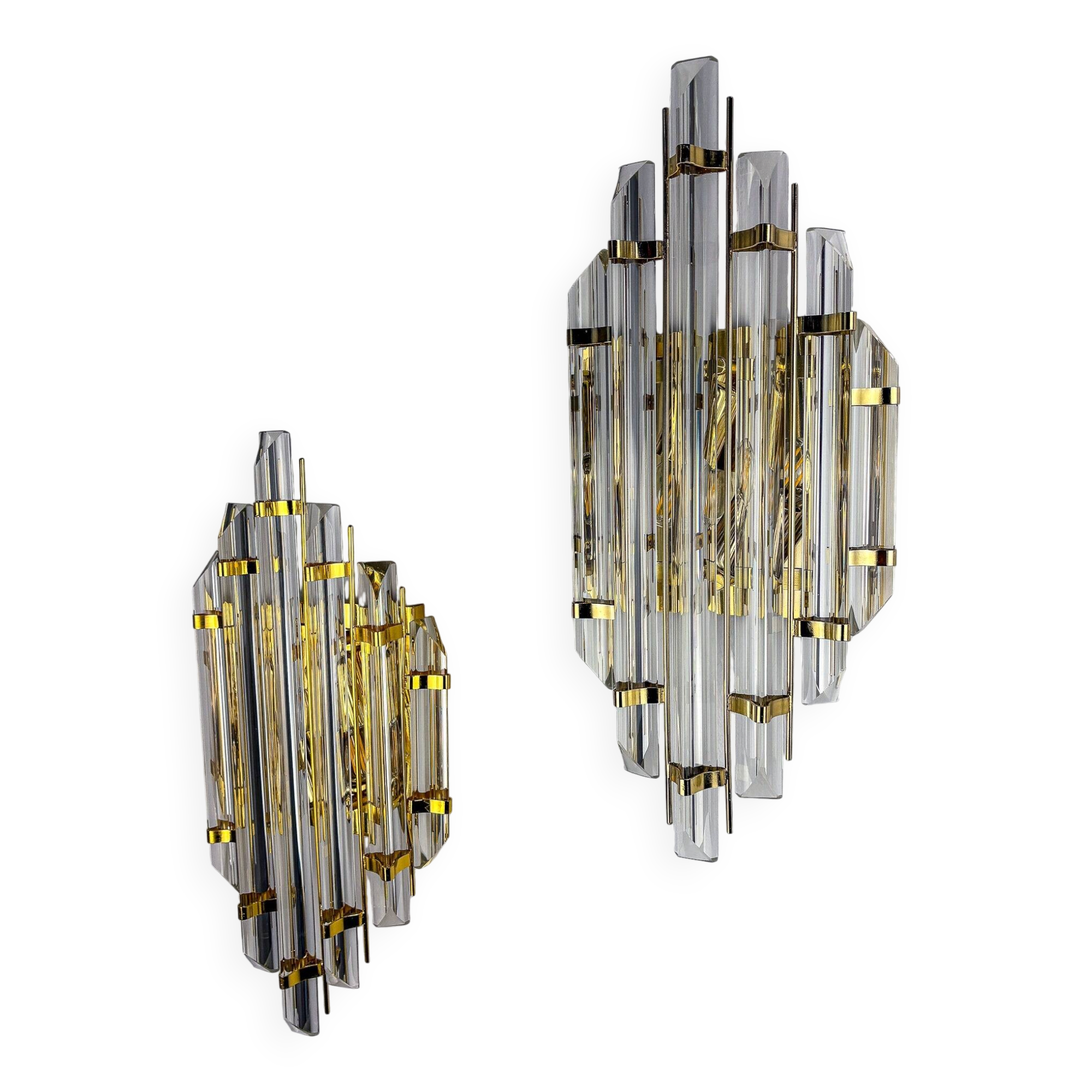 Paire de grands appliques Venini, en verre taillé Triedi, Italie, vers les années 1970.
