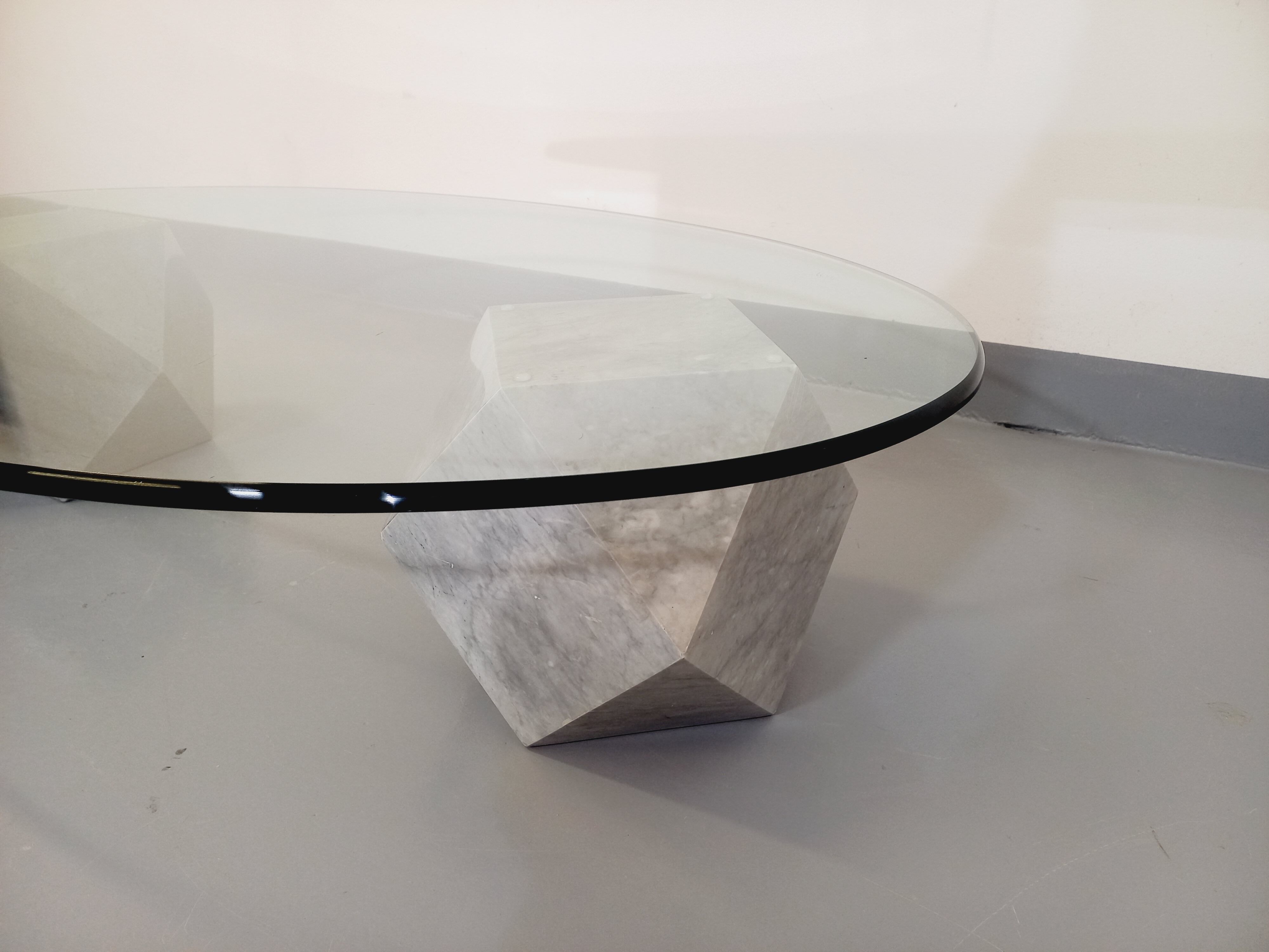 Vintage vignelli oval italian coffee table for casigliani in marble and glass from the 70s