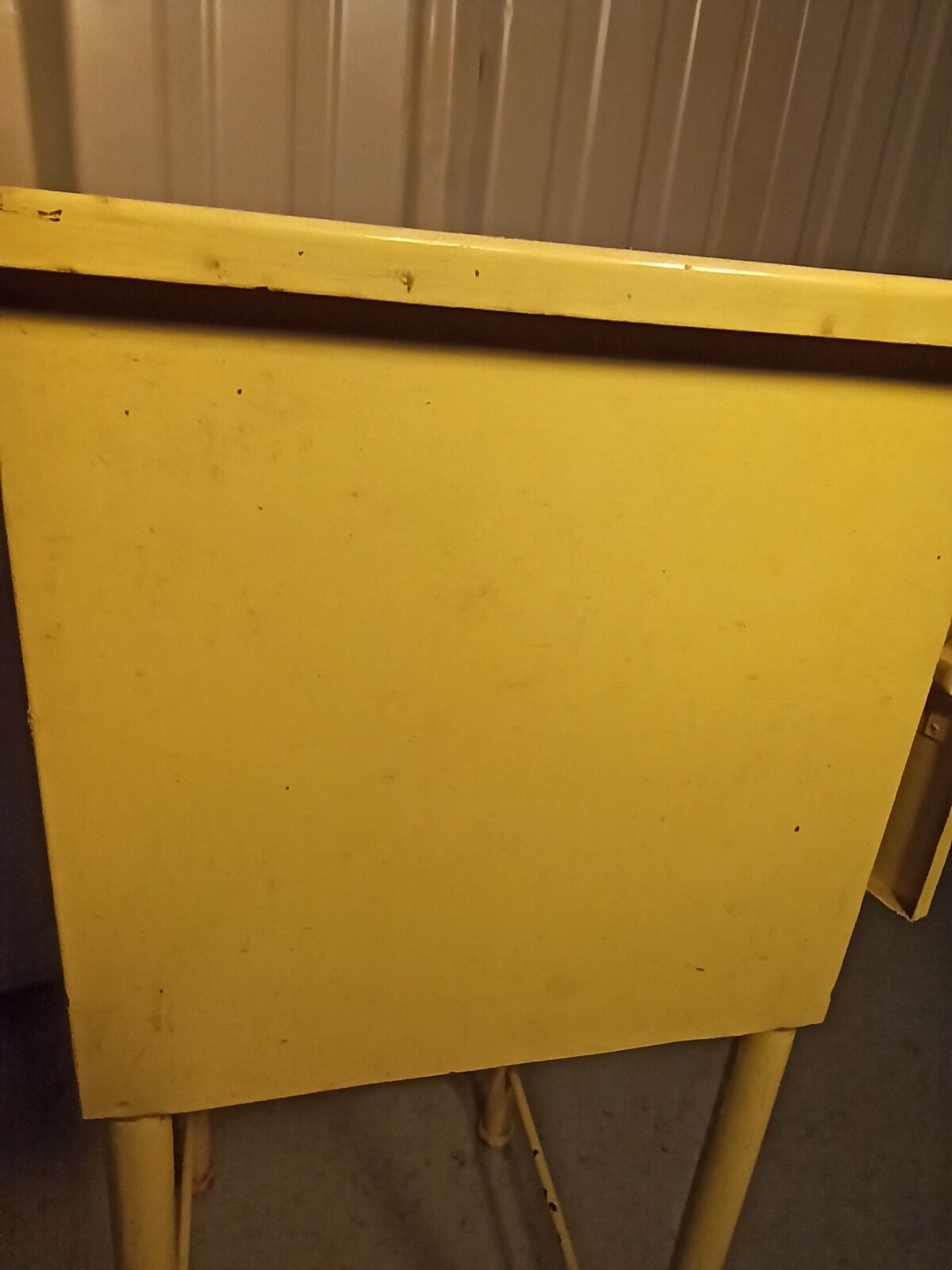 Meuble atelier métallique industriel une porte jaune