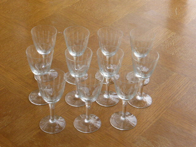 11 verres ciselés modèle gouttes, art deco, verres à cidre anciens