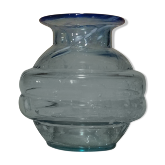 Vase en verre bleu moucheté blanc