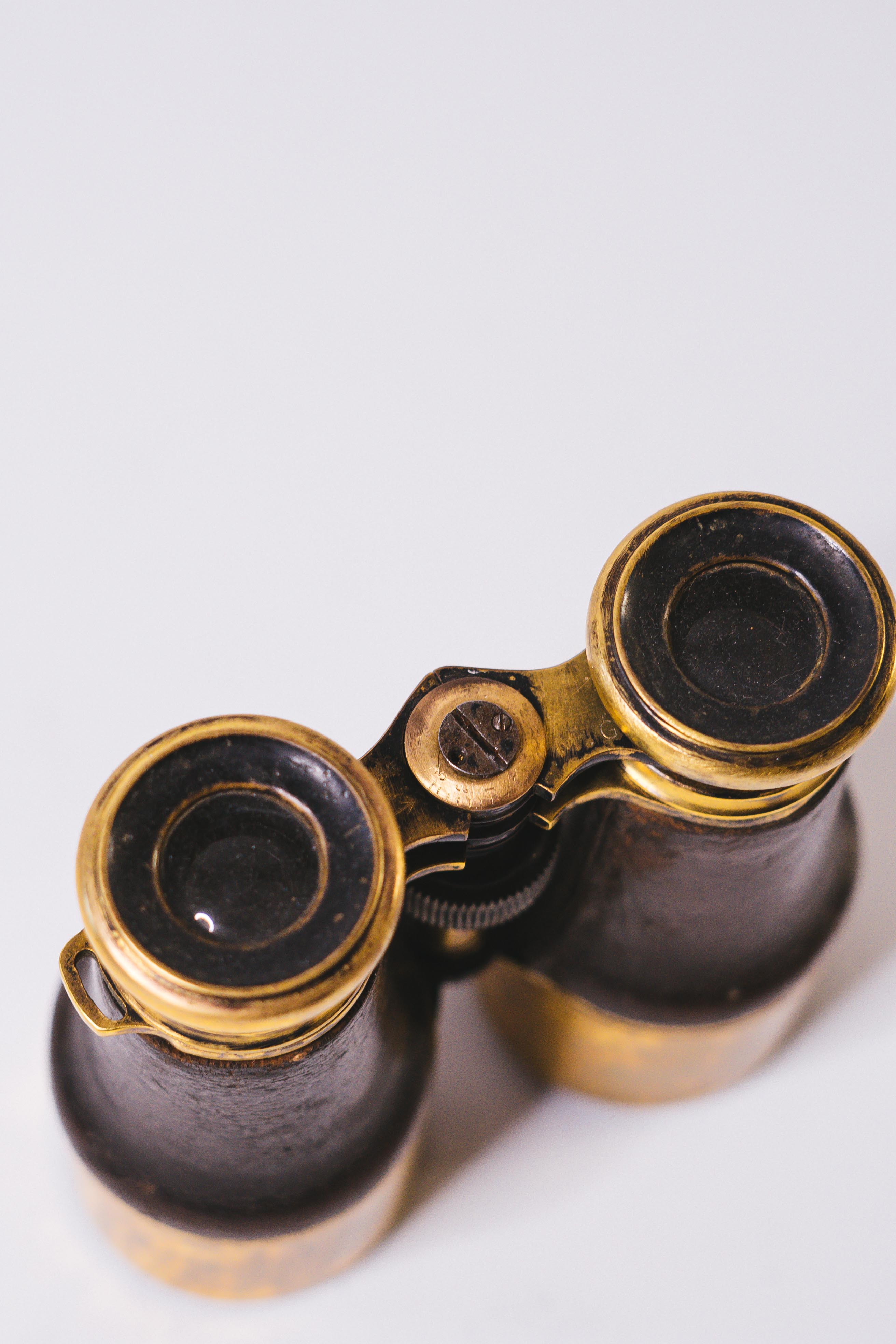 Pair of 1900 theater binoculars brass and restored leather