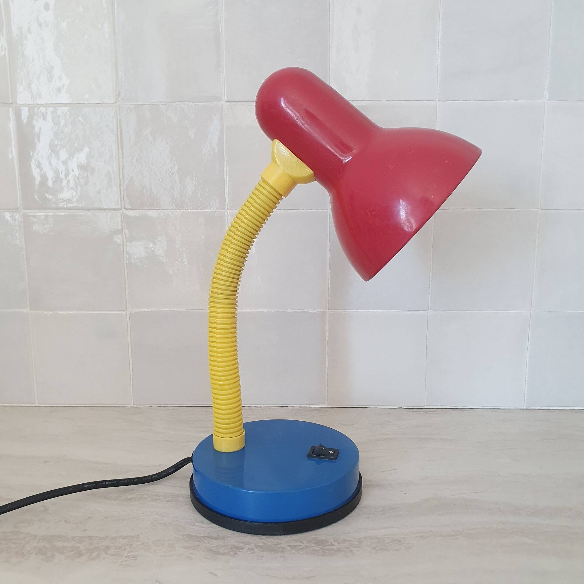 Lampe de bureau couleur Memphis rouge bleu jaune