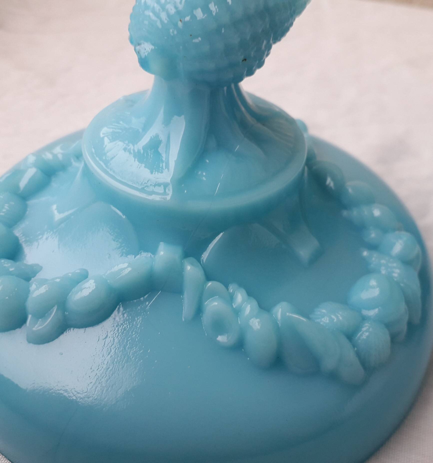 Bonbonnière en opaline bleue