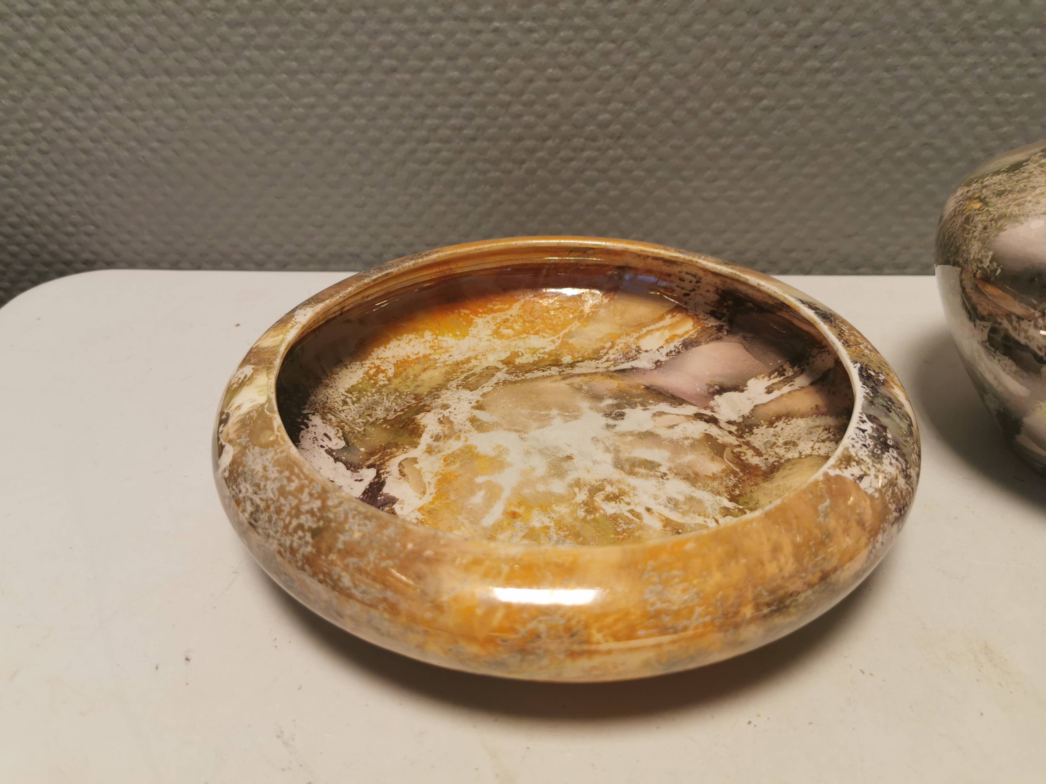A set from Finnish Arabia, consisting of an Art Deco vase and matching dish, marbled lustre glaze.