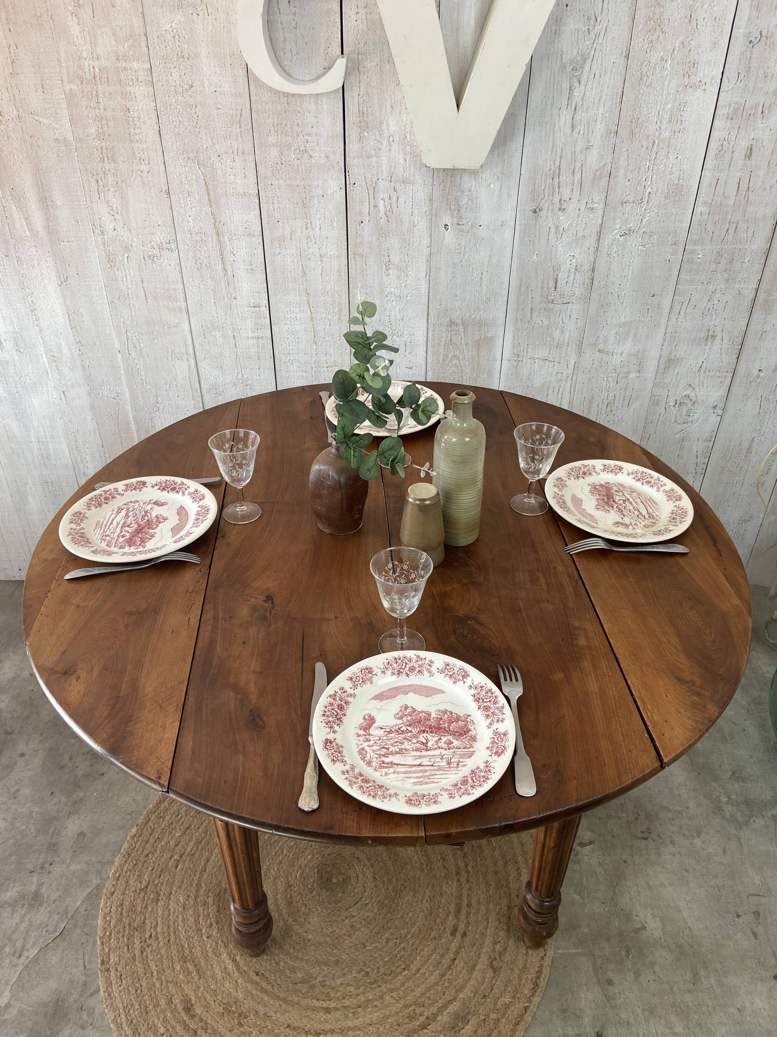 Extendable country table