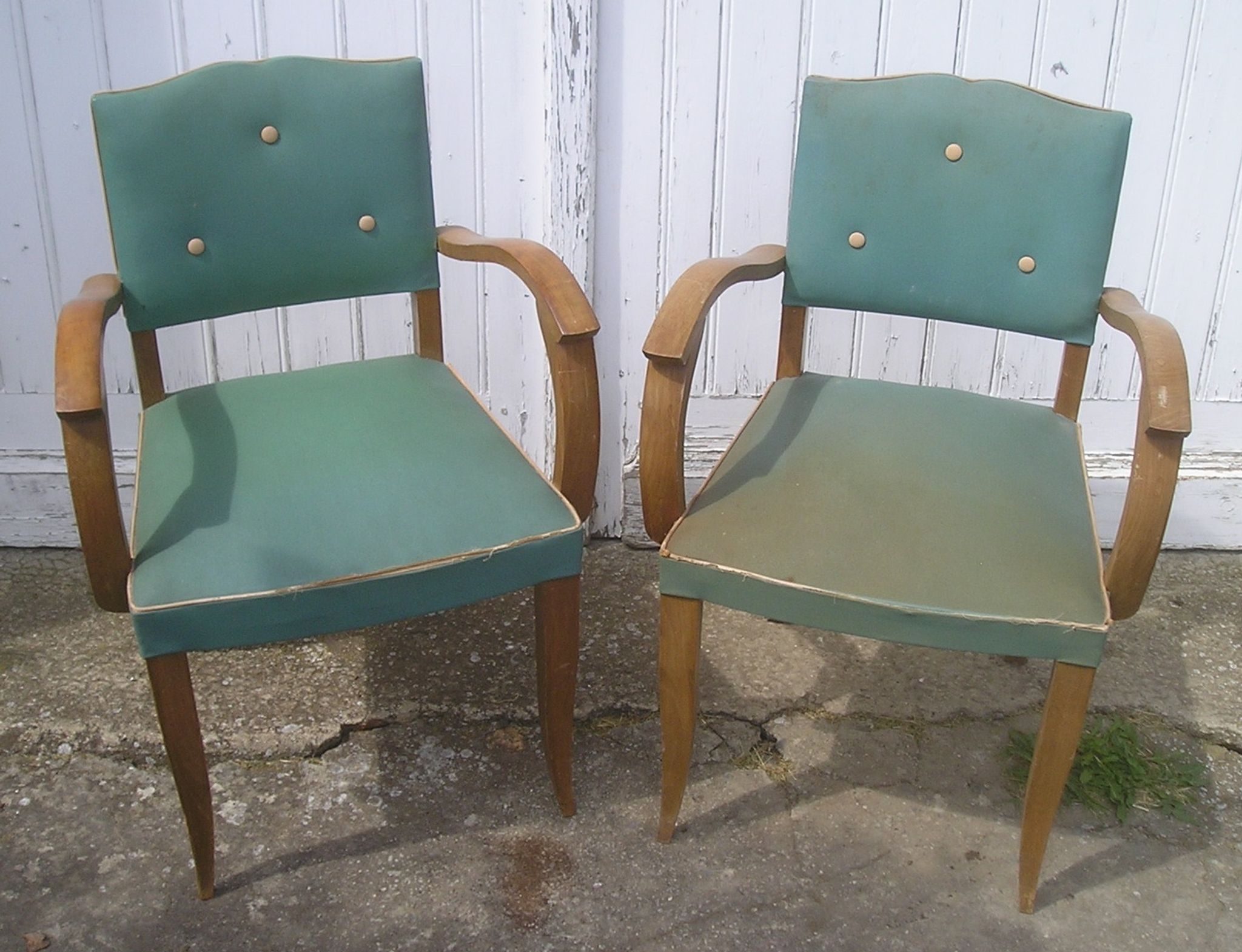 Paire de fauteuils bridge en skaï vert 1960