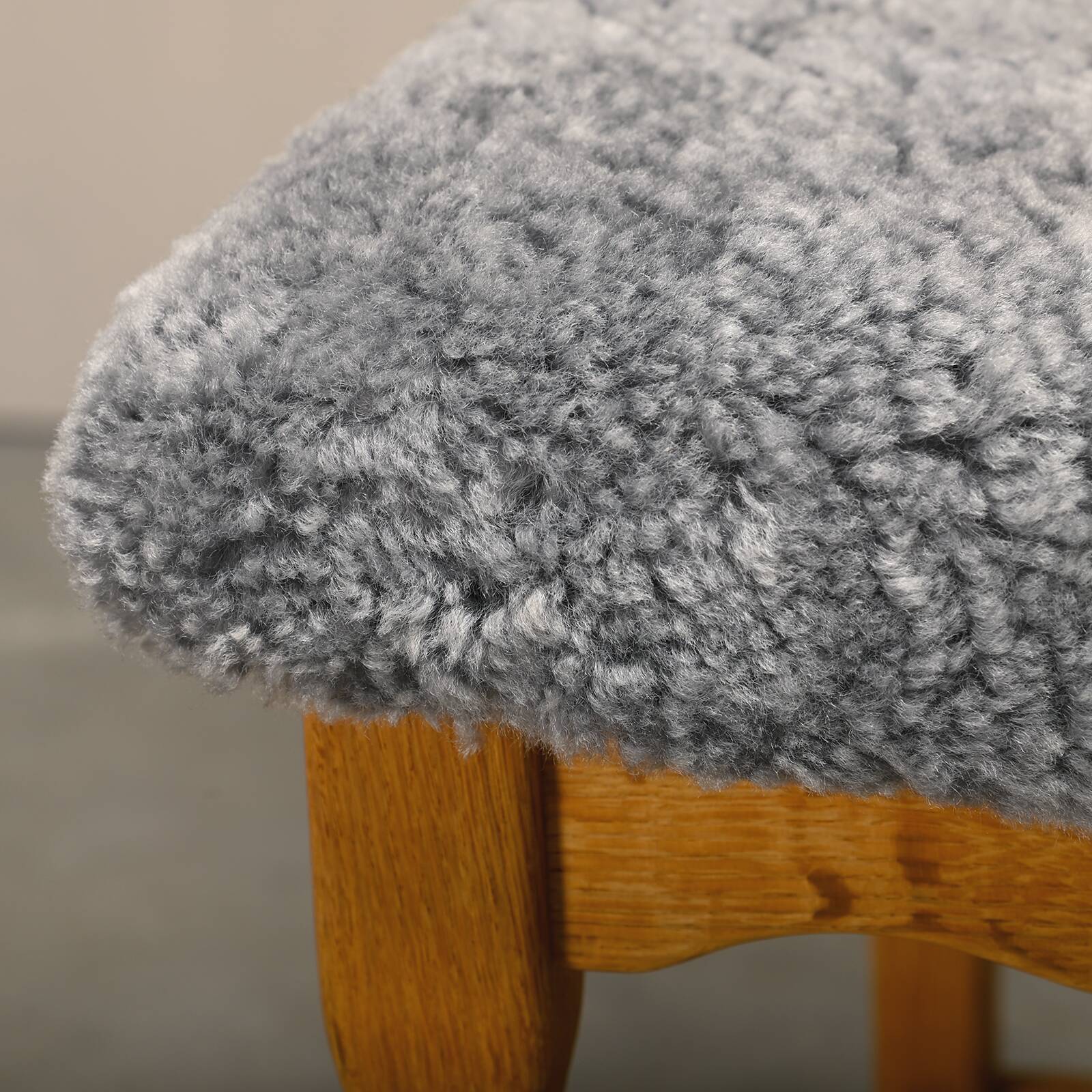 Ensemble de 6 chaises de salle à manger Razorblade en laine d'agneau et chêne de Henning Kjærnulf