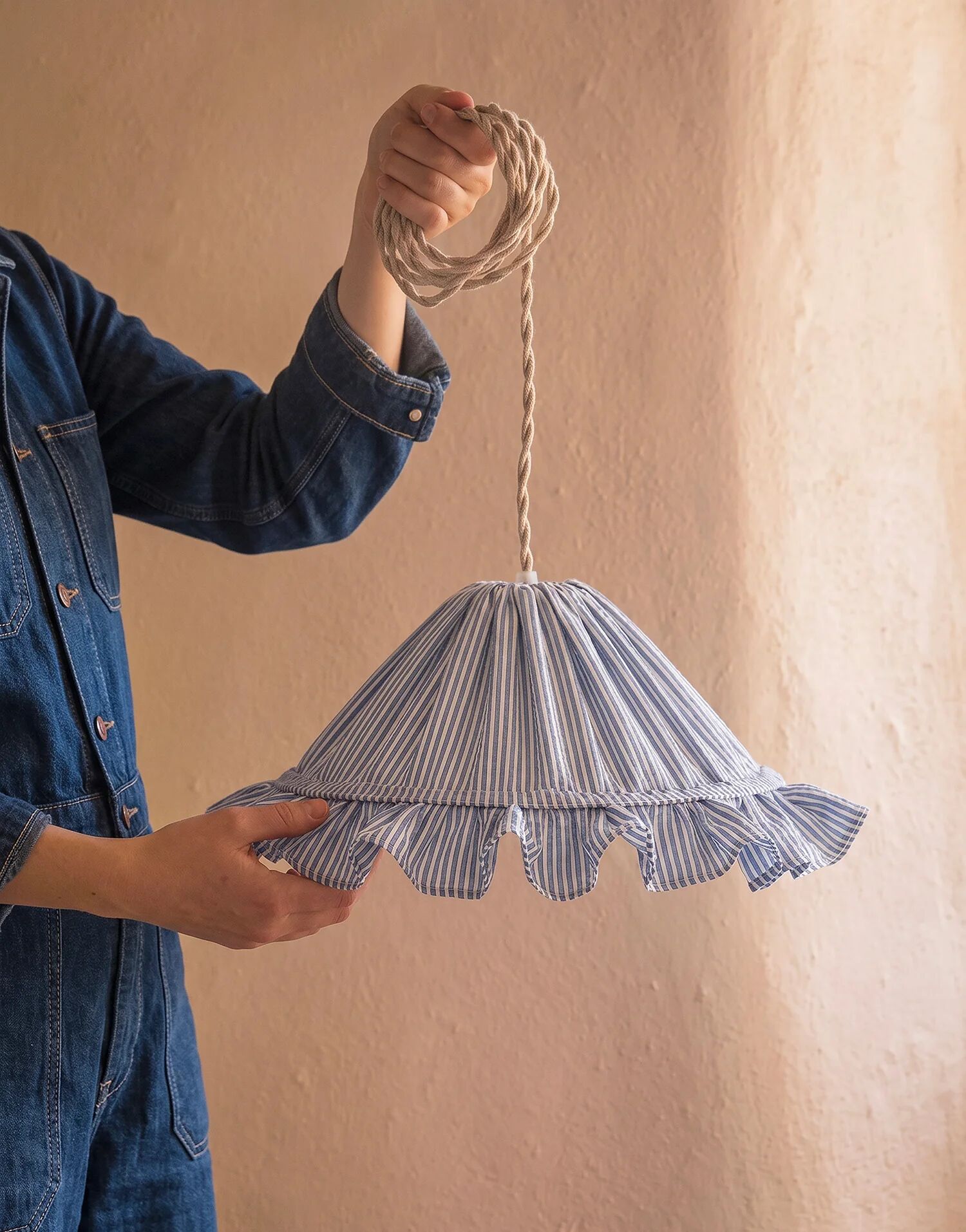 Conical suspension fine stripes with small Emilia "marina" wheel