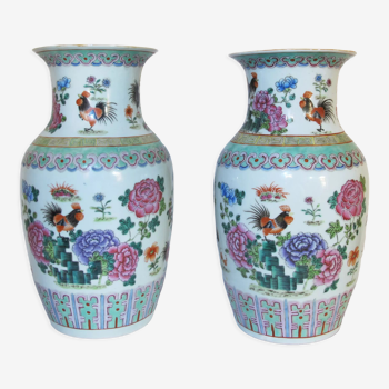 Paire de vases chinois en porcelaine famille rose