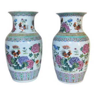 Paire de vases chinois en porcelaine famille rose