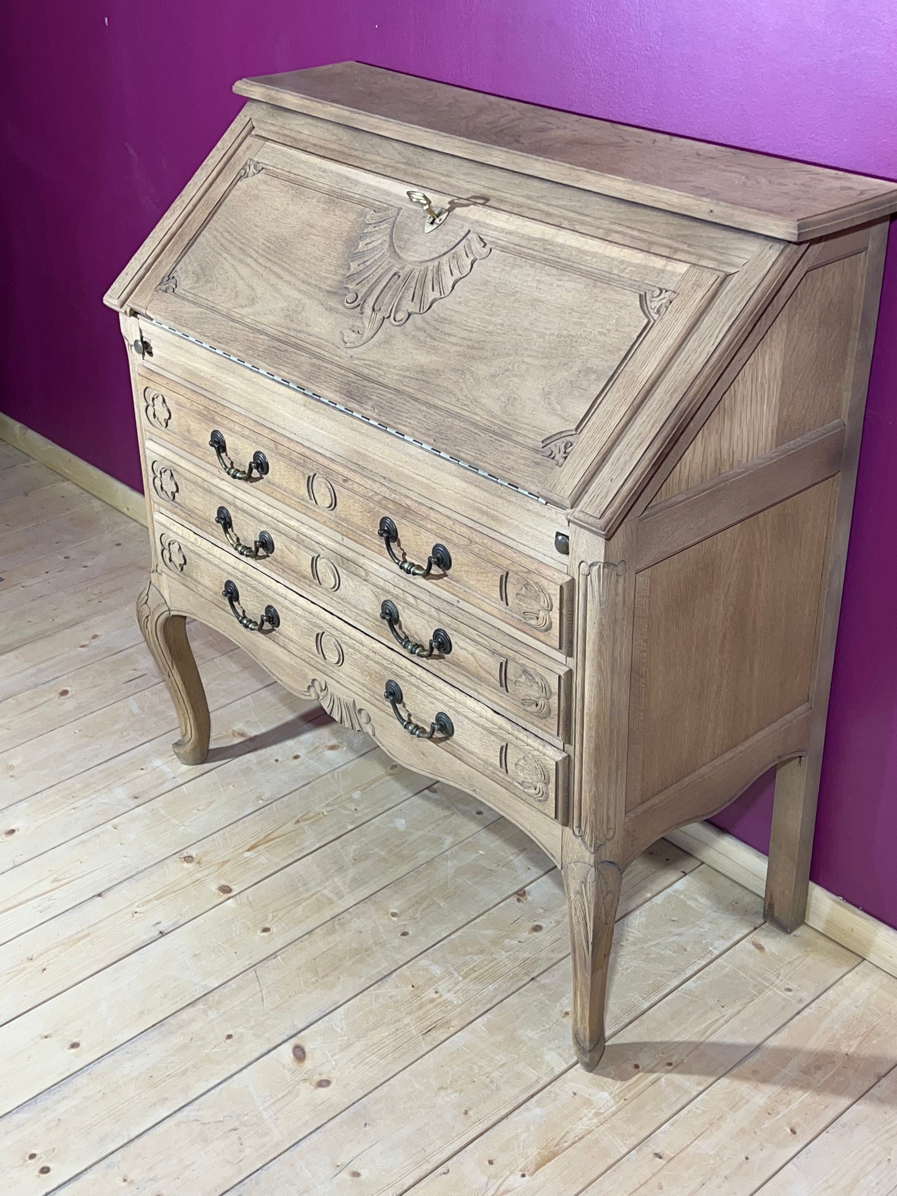 Decapé desk in baroque oak