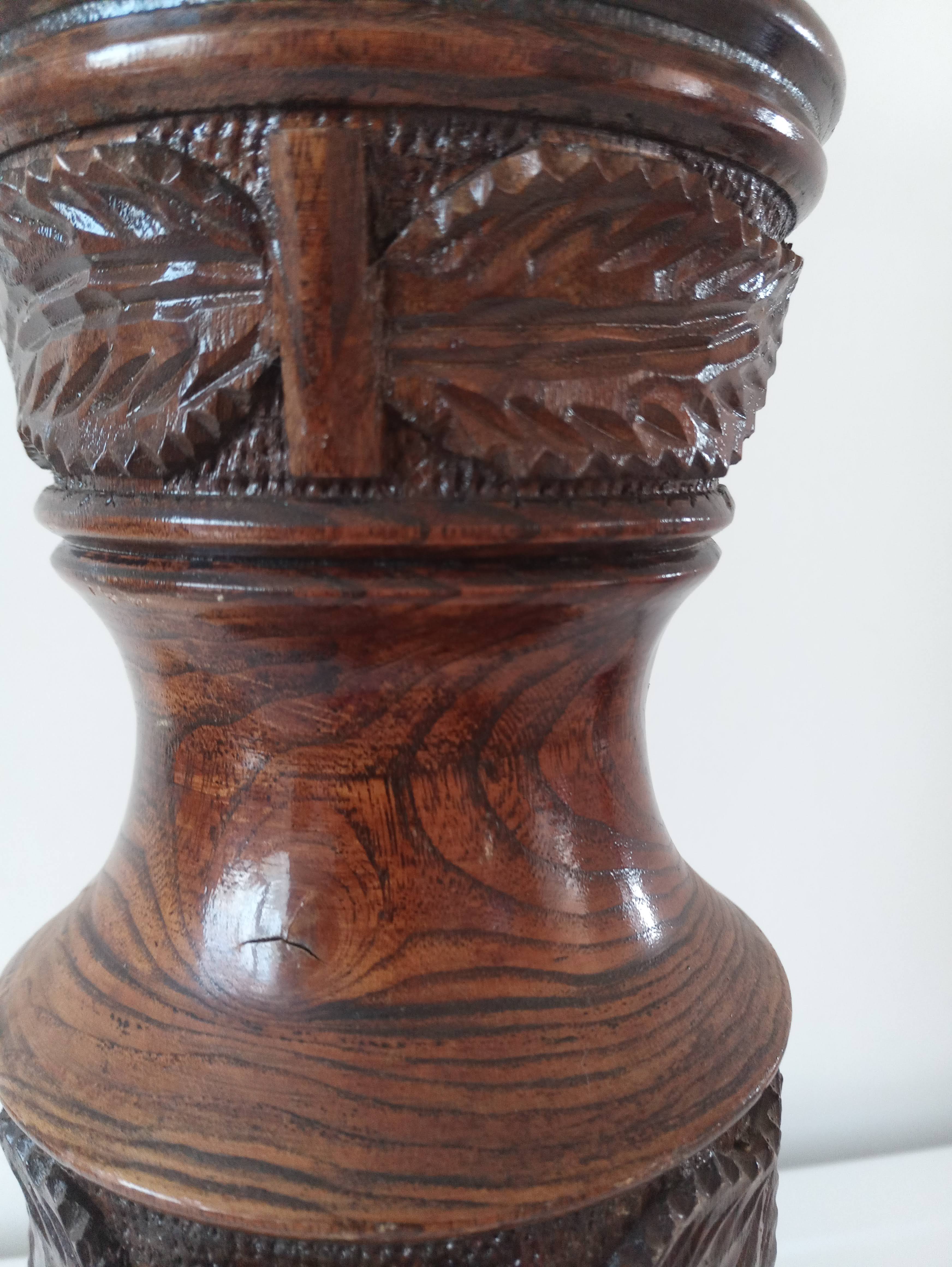 Vase bois massif sculpté à la main