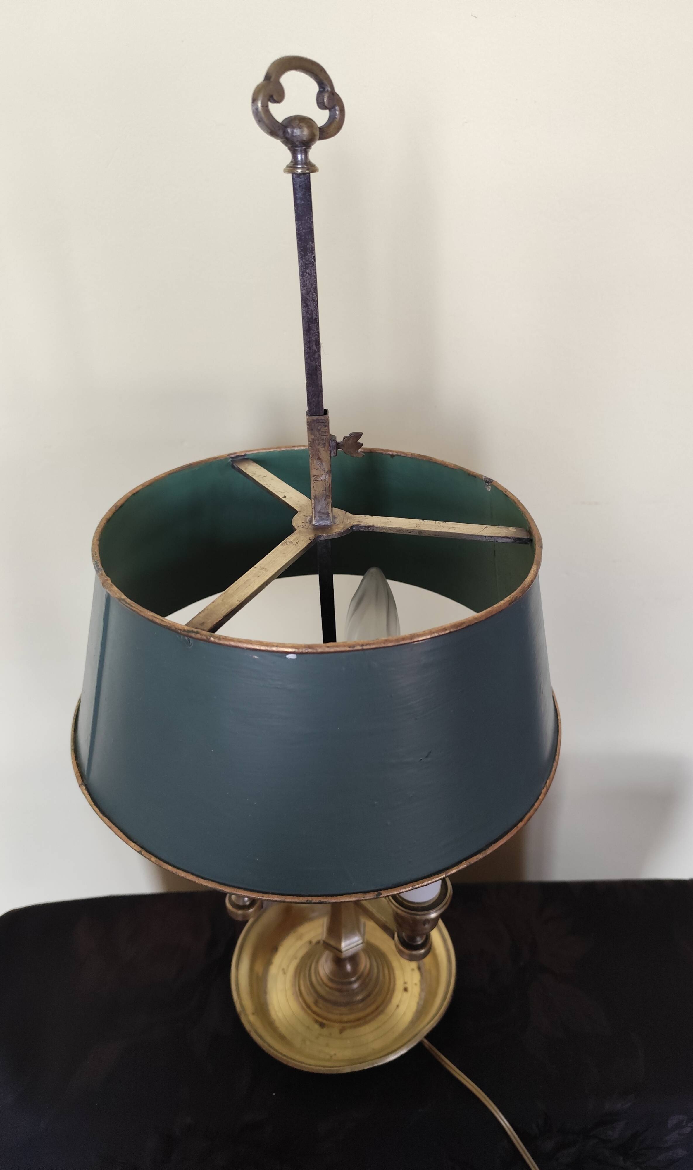 Three-light bouillotte lamp in gold metal, desk lamp.