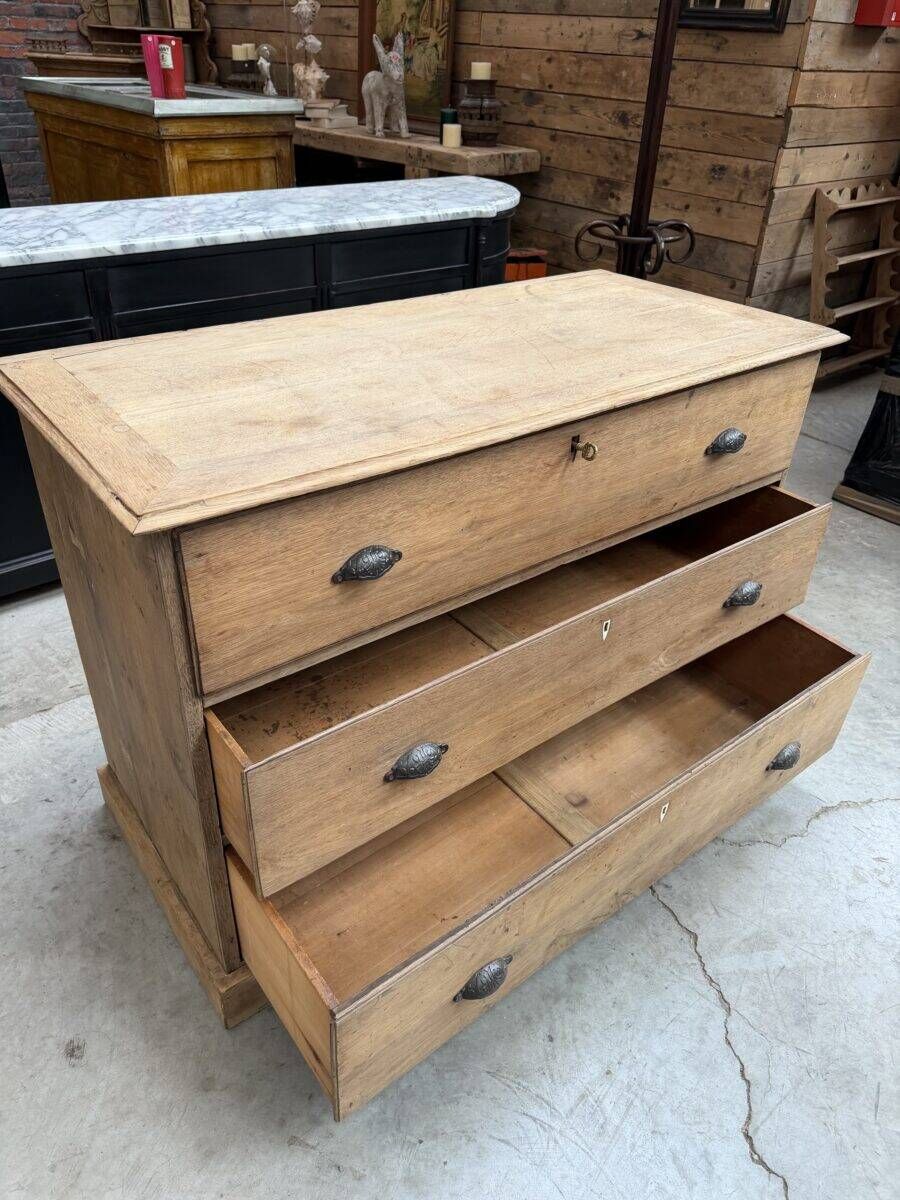 Oak chest of drawers from the early 20th century.