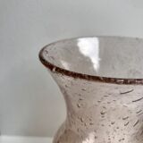 Vase en verre bullé de biot rose années 60-70