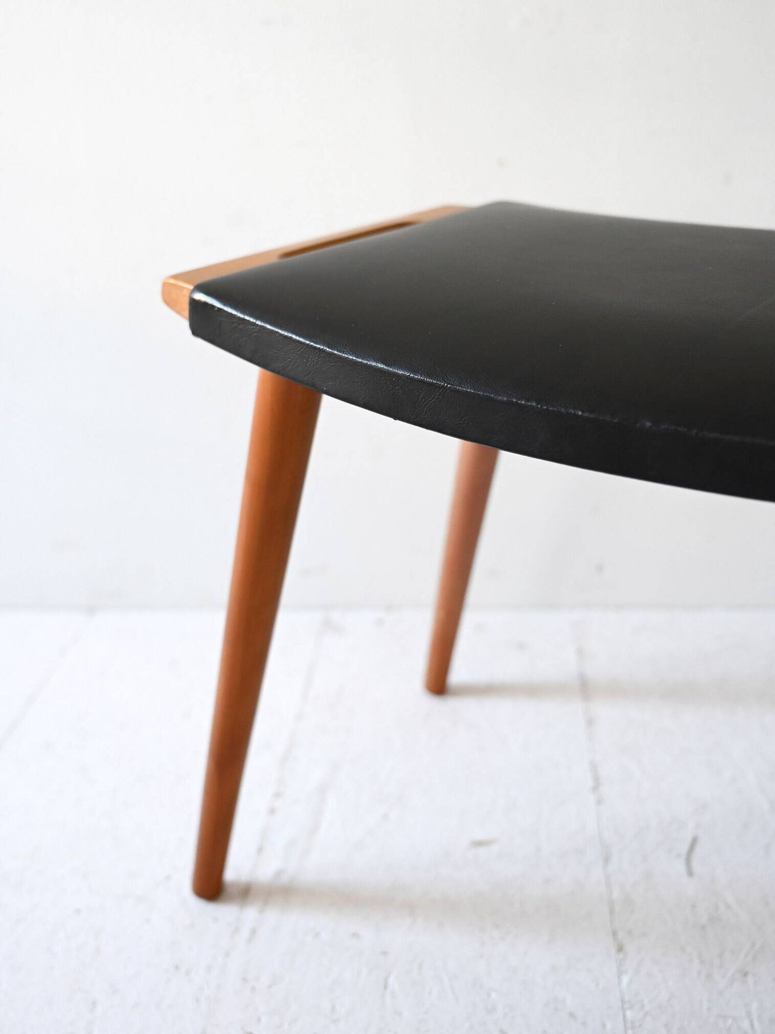 Tabouret vintage en bois et cuir