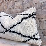 Housse de coussin en laine boho chez un coussin berbère Beni Ourain. Les housses de coussin boho