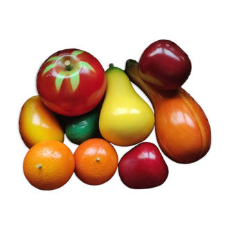 Set of 9 decorative wooden fruits with their wicker basket