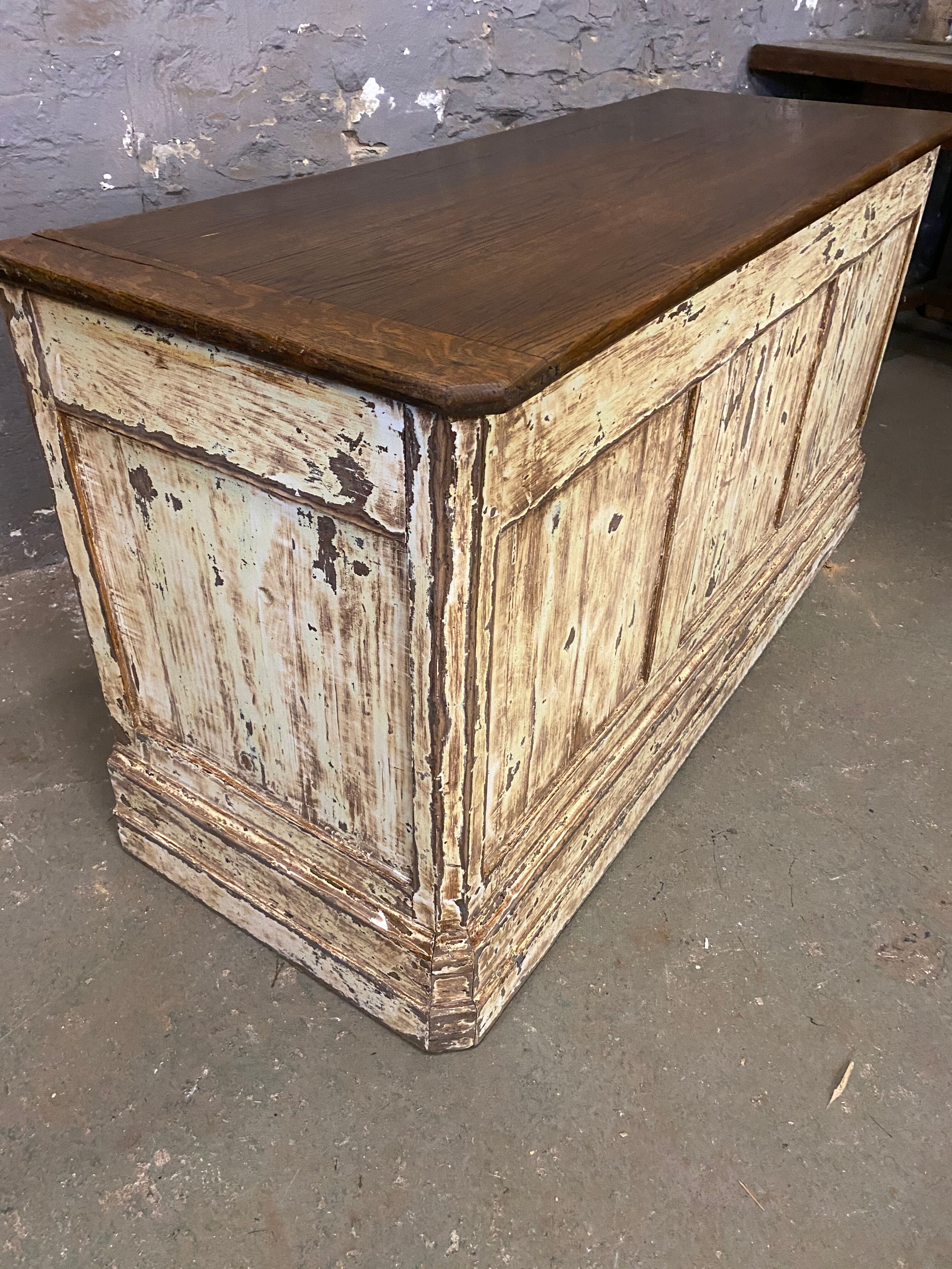 Ancien comptoir patiné