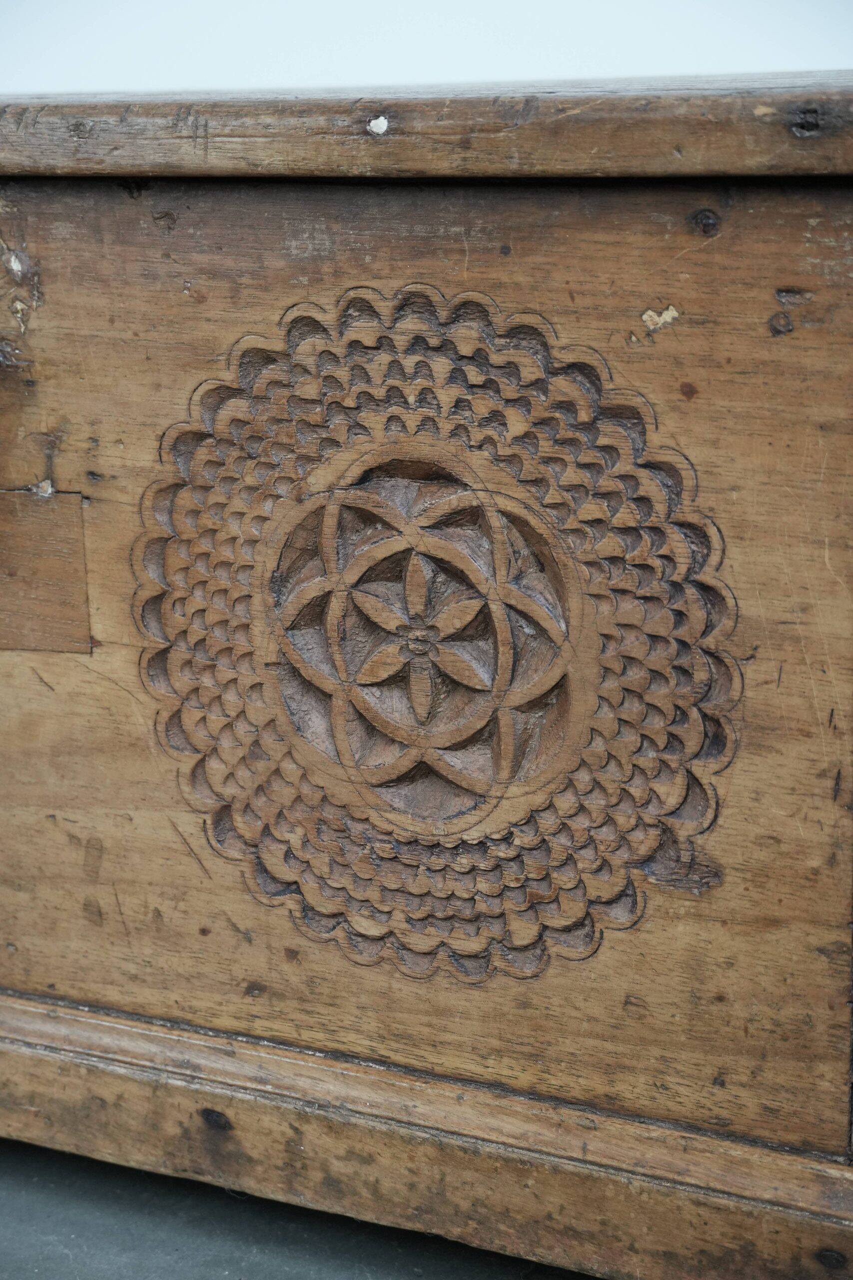 Magnifique coffre ancien espagnol en noyer, orné de superbes sculptures sur bois et d'une apparence pleine de caractère.