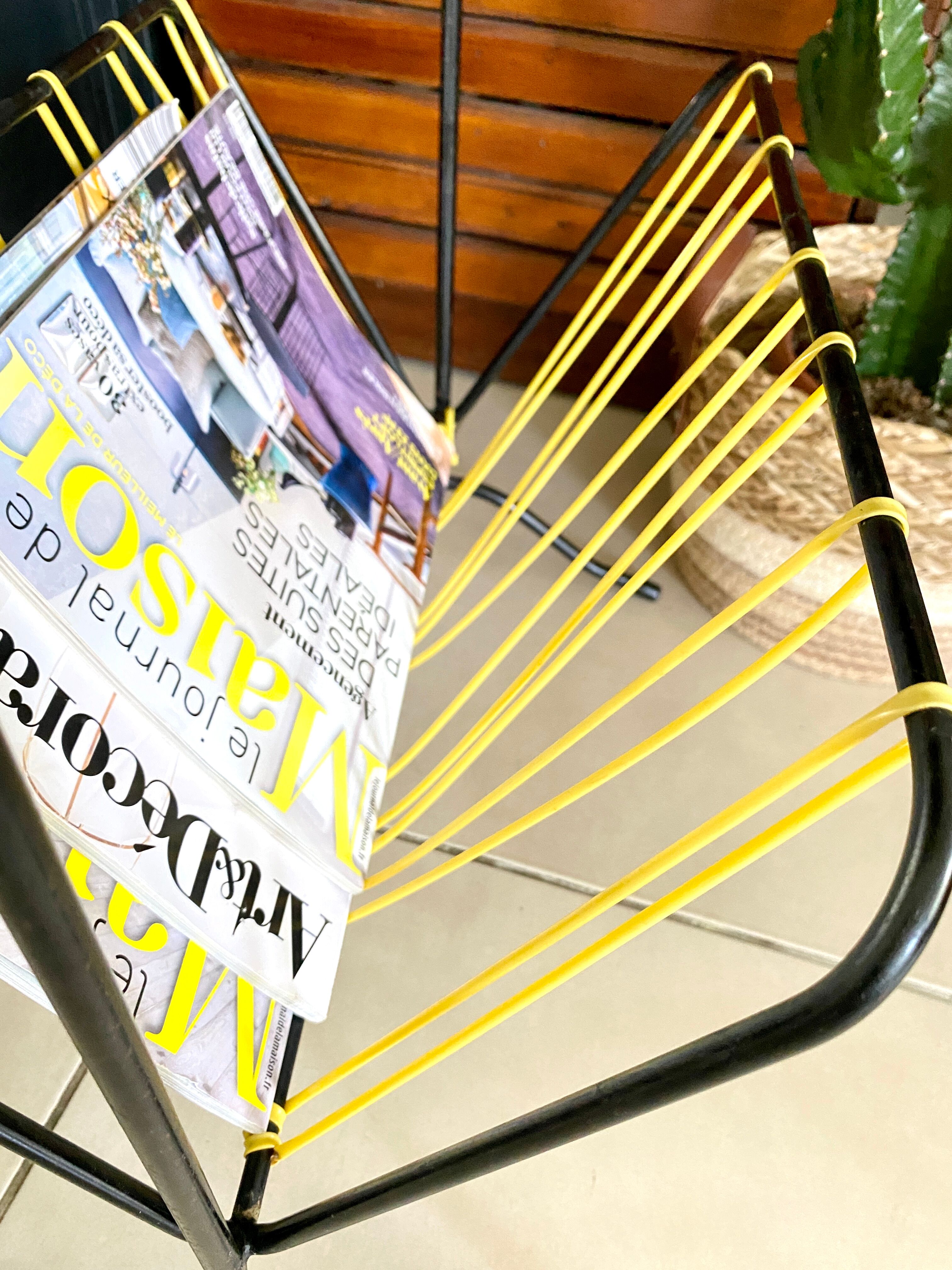 Vintage scoubidou tablet magazine holder