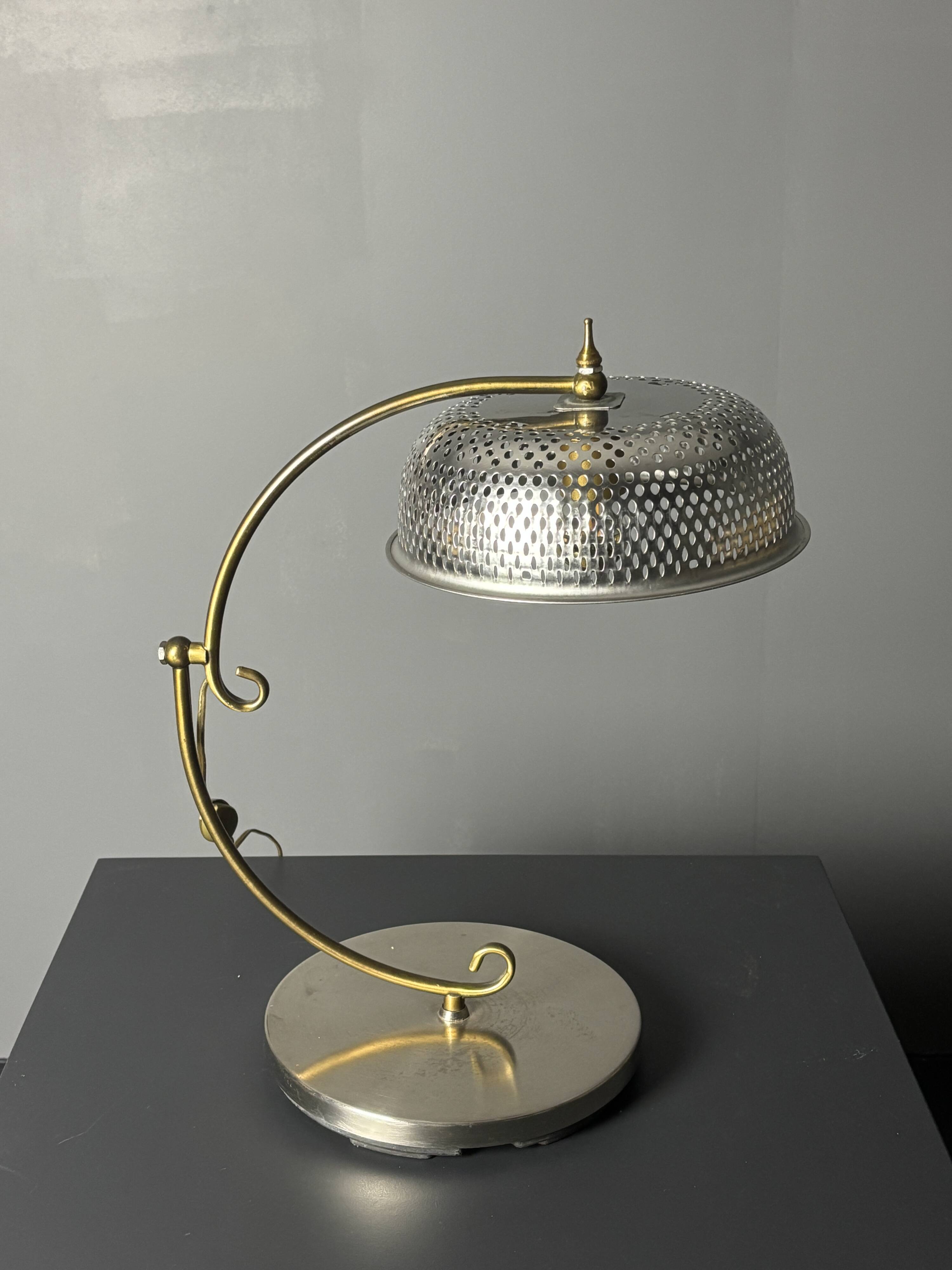 Lampe de table sculpturale ajustable des années 1960 avec abat-jour perforé.