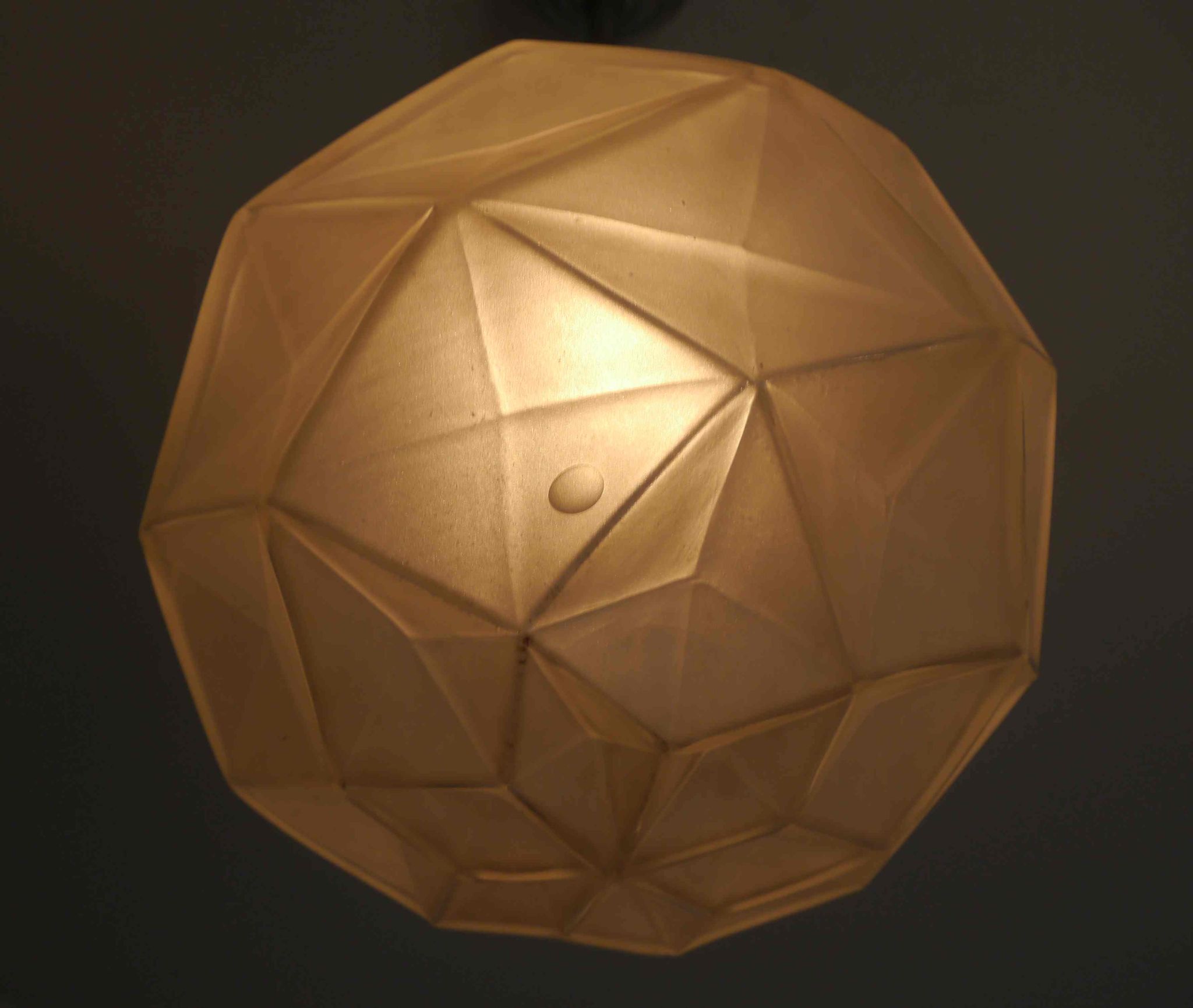 Suspension art déco globe en verre moulé pressé à facettes