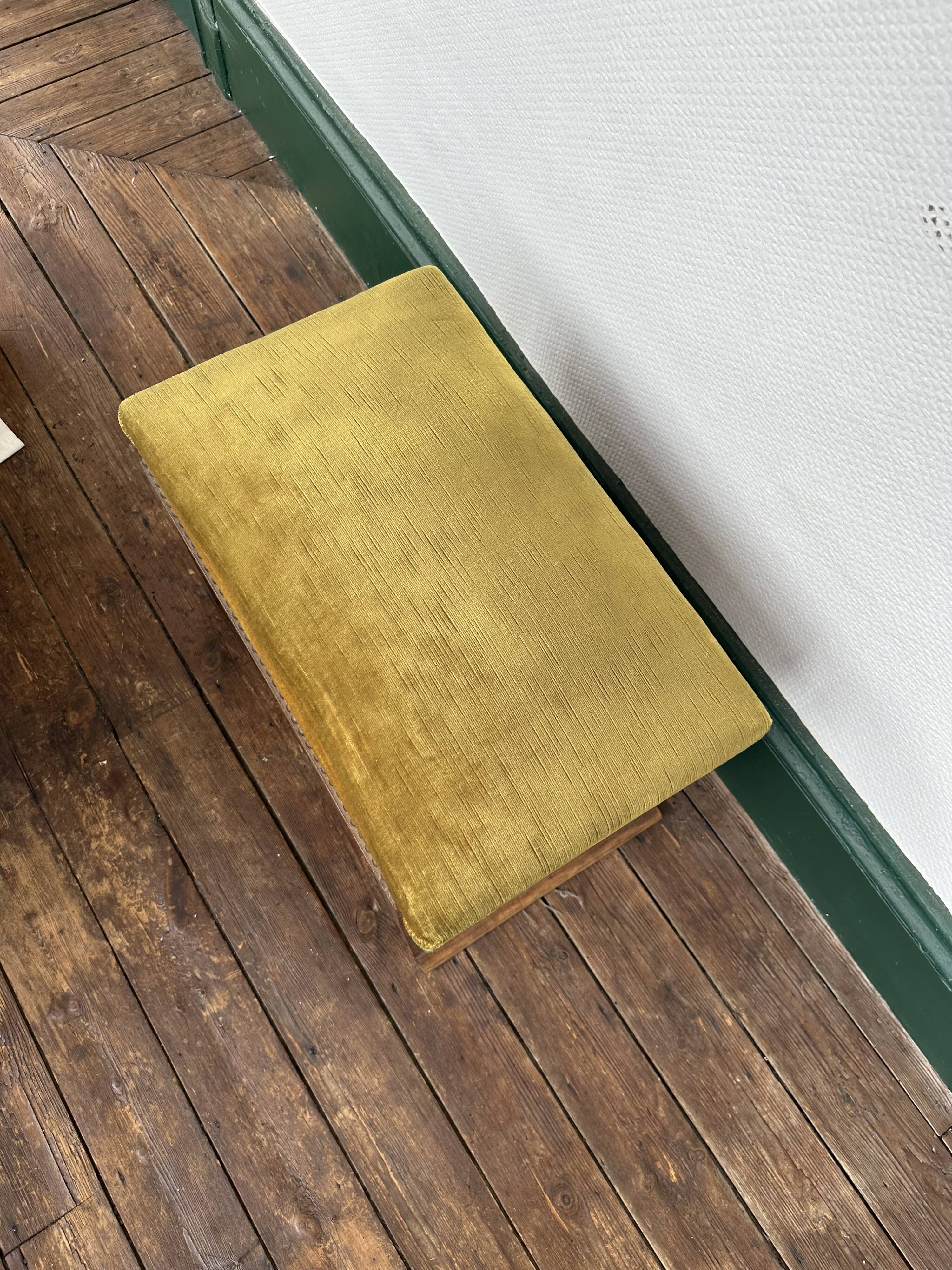 Tabouret style Art Déco en bois et velours