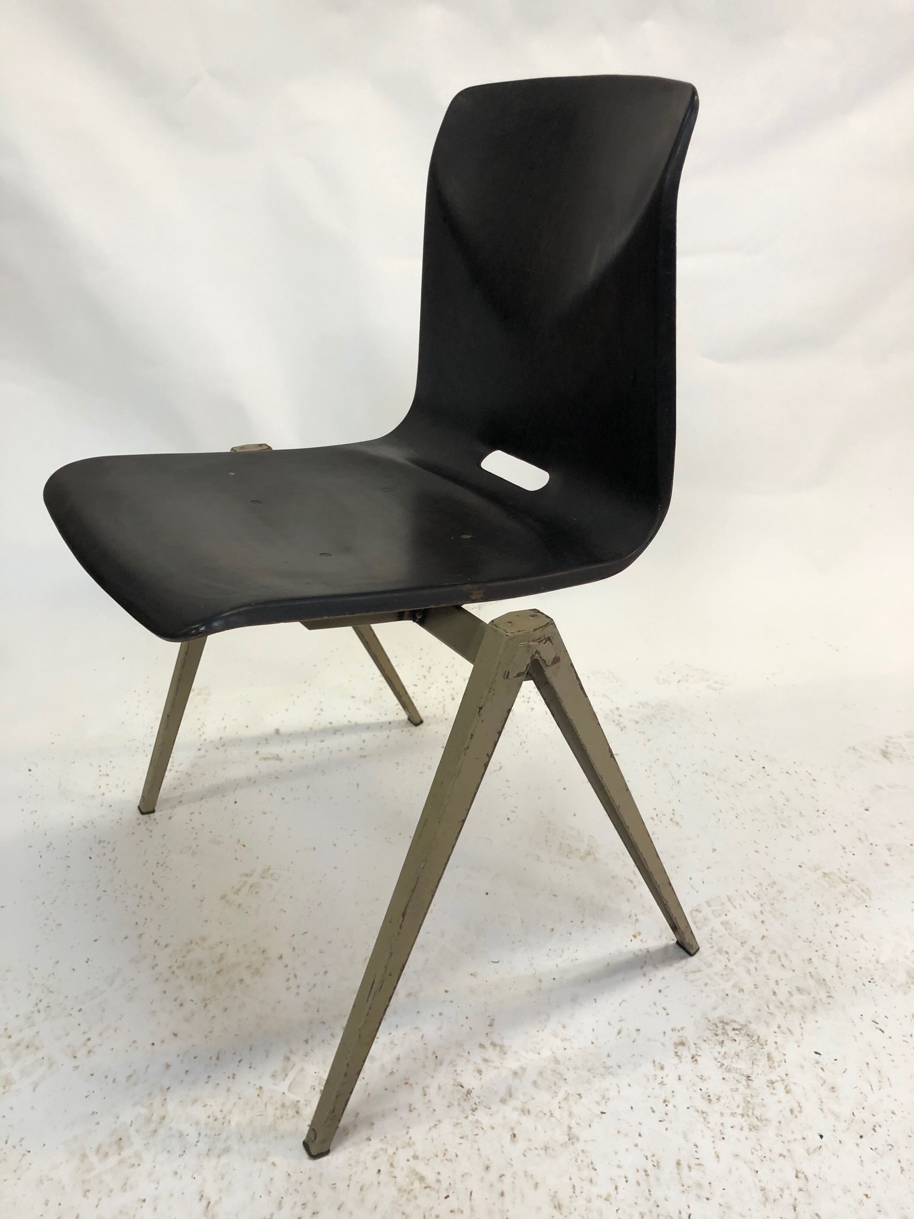 Pagholz Galvanitas S22 stackable school chairs