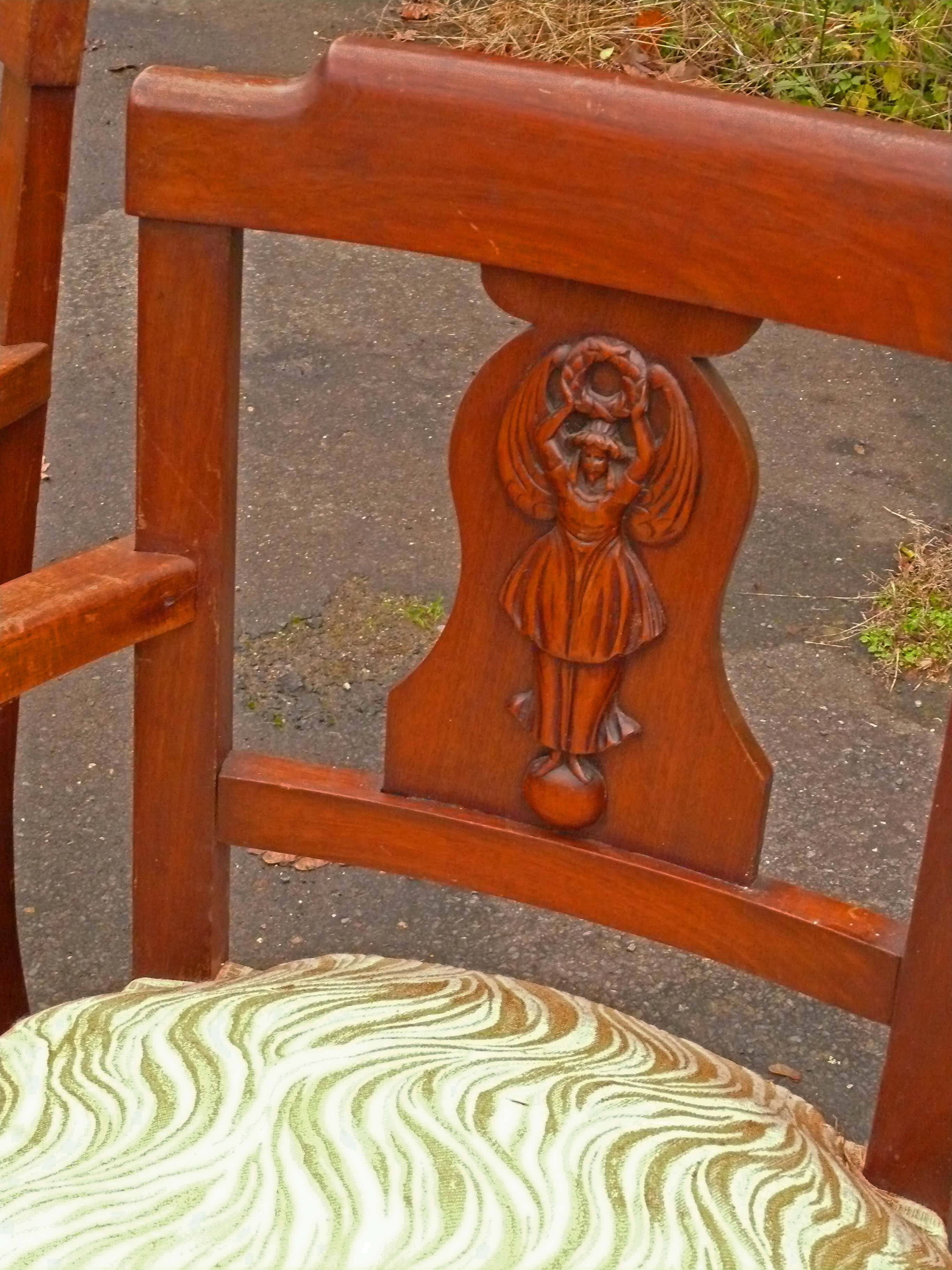 Paire de fauteuils sculptés