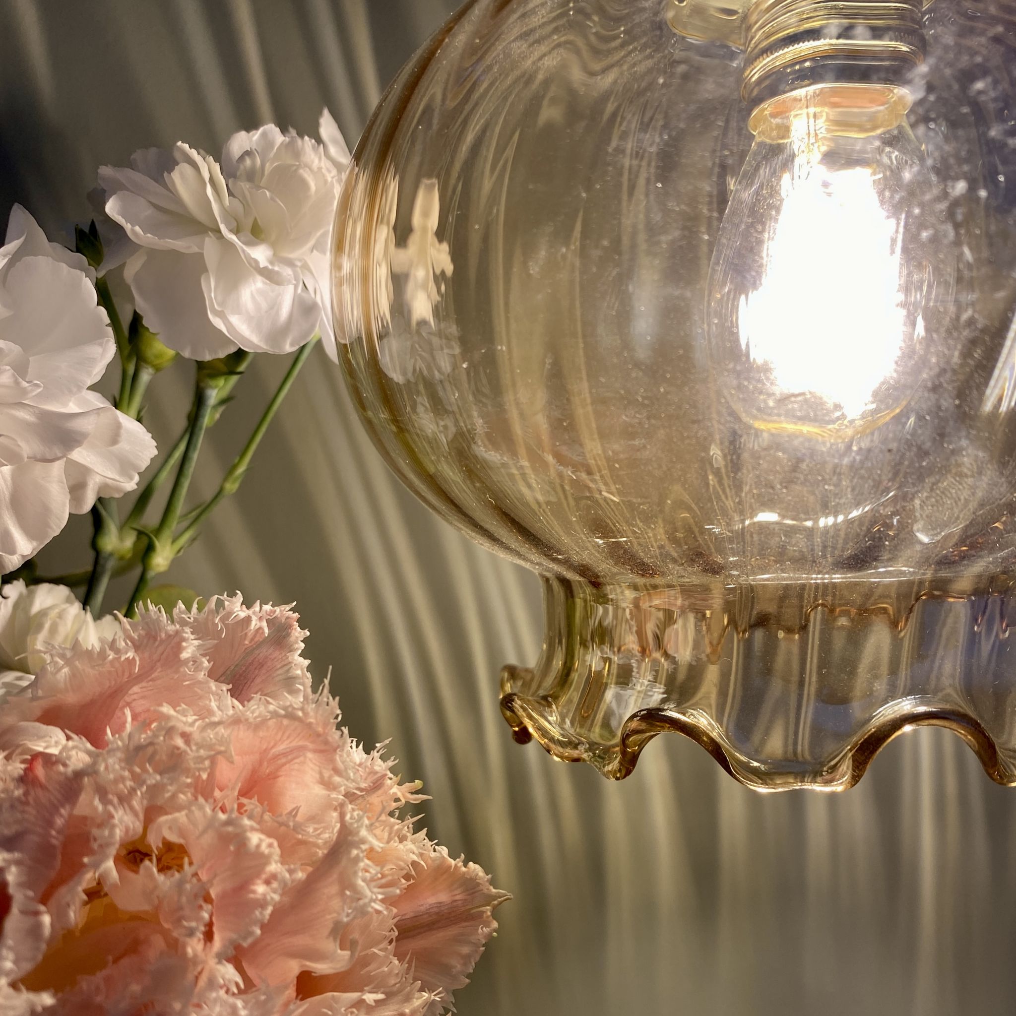 Suspension globe vintage en verre ambré