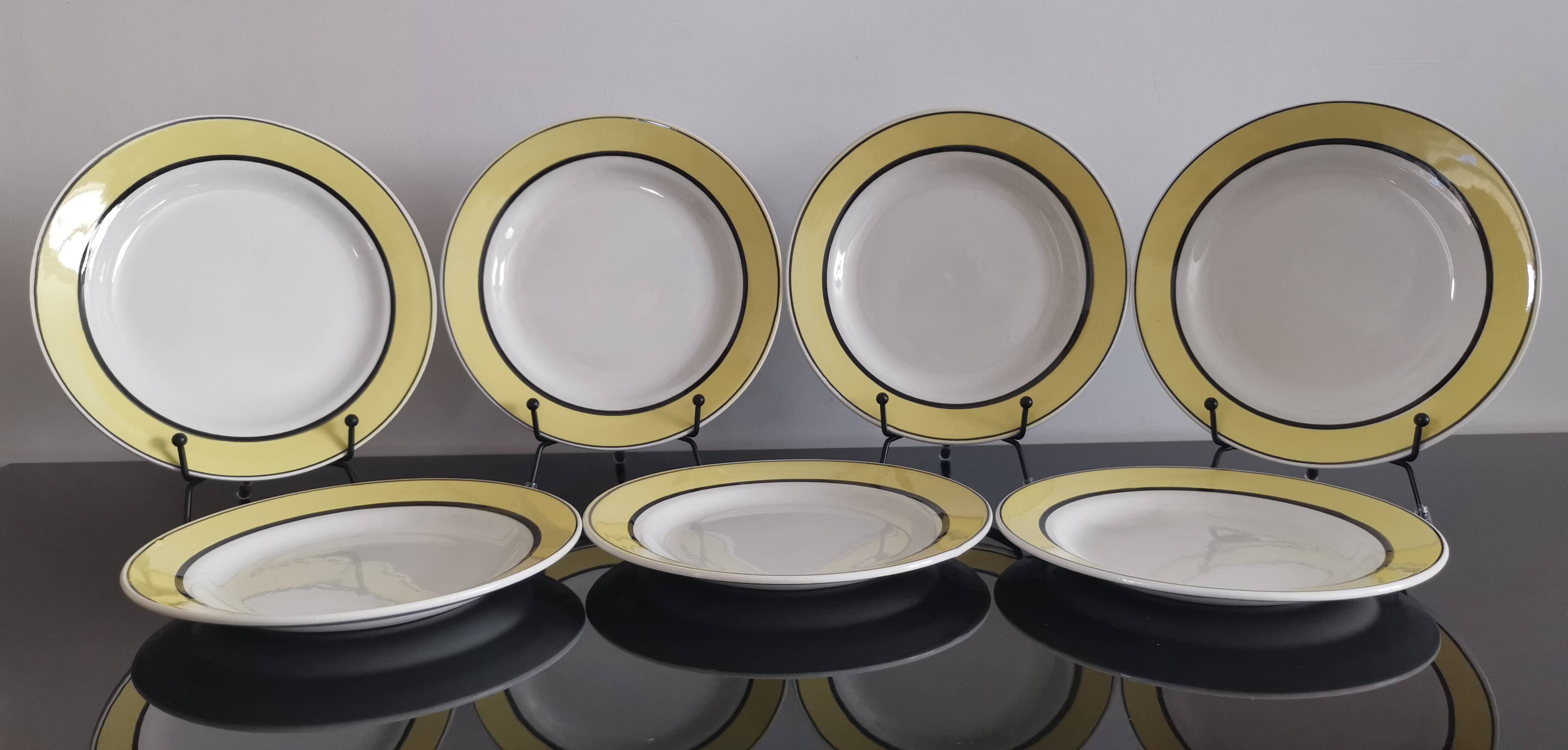 7 assiettes à desserts en faïence, KG Lunéville