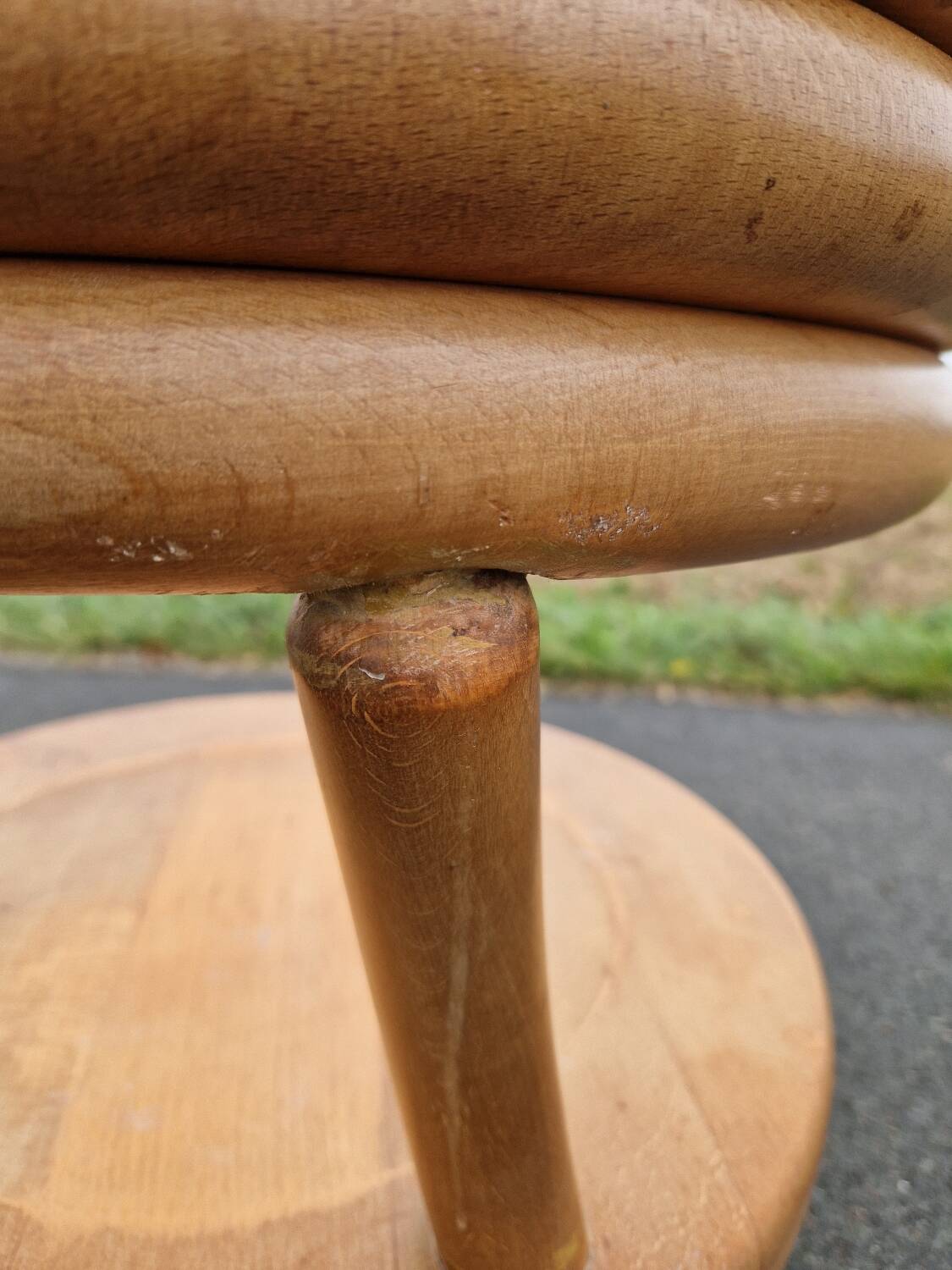 Set of 4 solid organic chairs