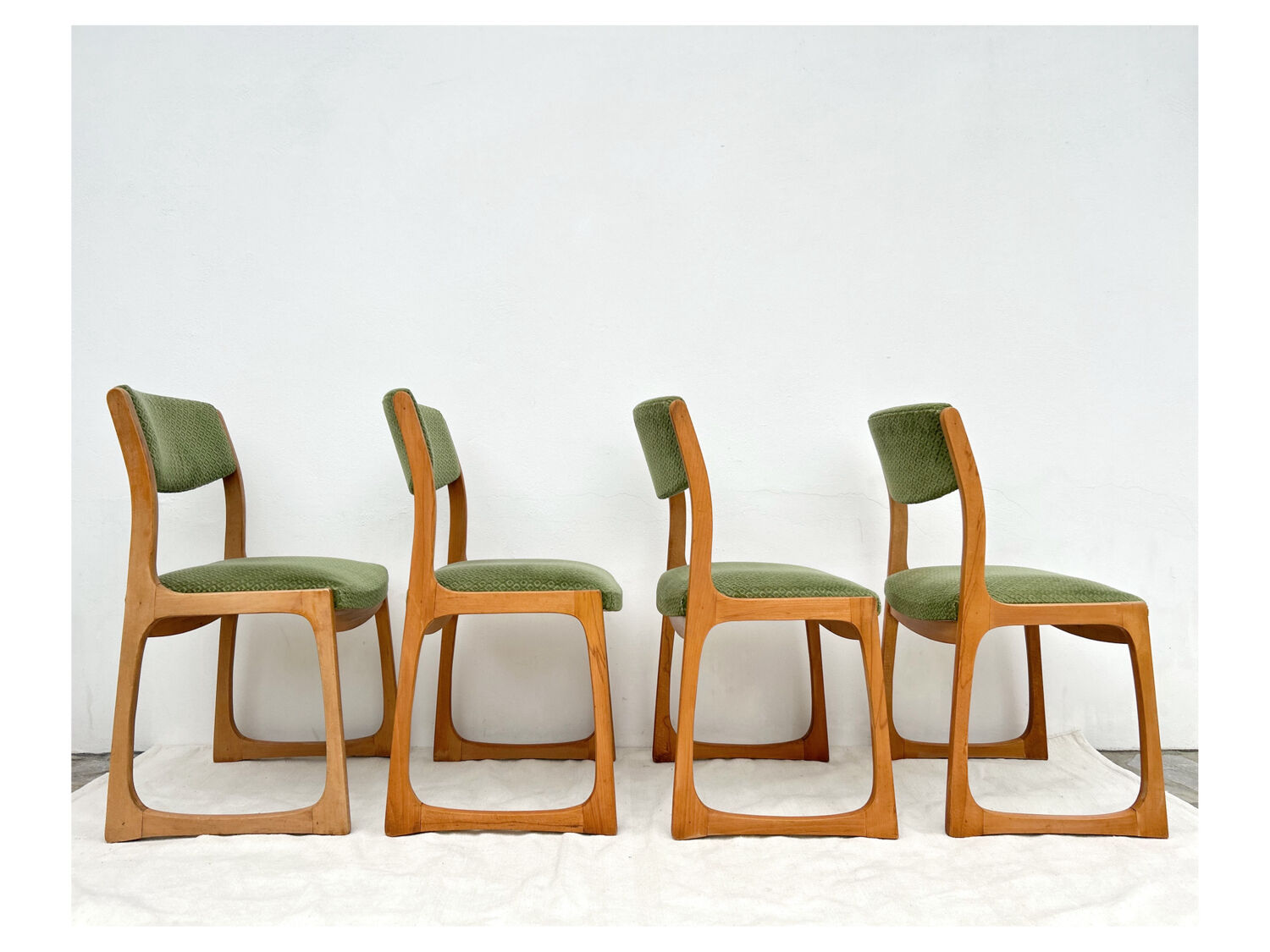 Set of 4 Self sled chairs