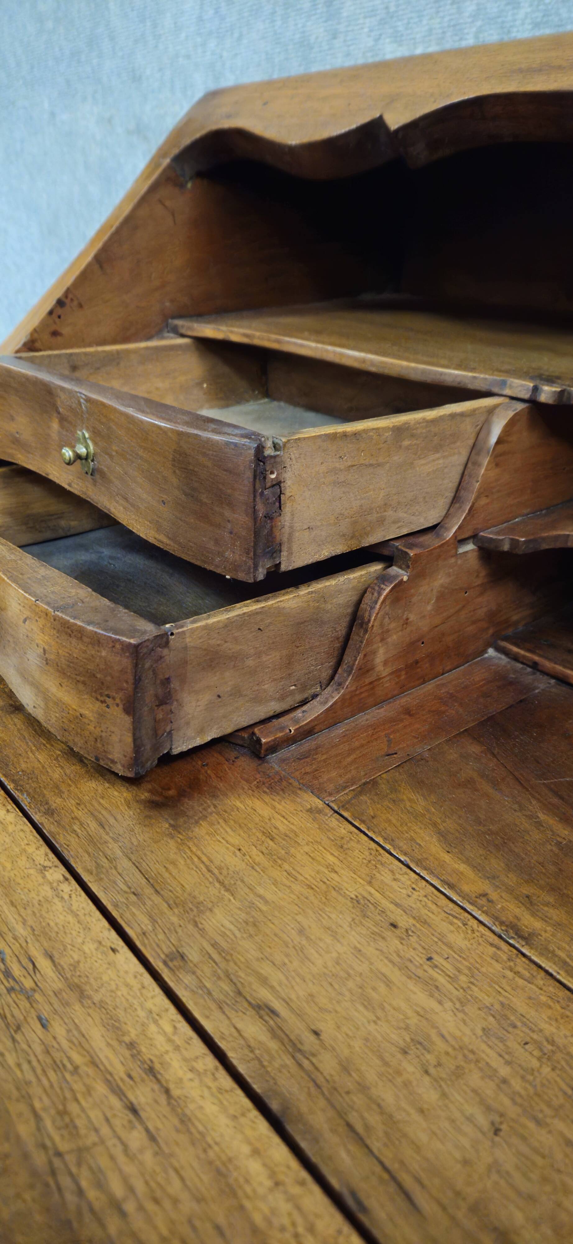 Bureau de pente - commode-scriban galbé en noyer et marquéterie – ép. LXV