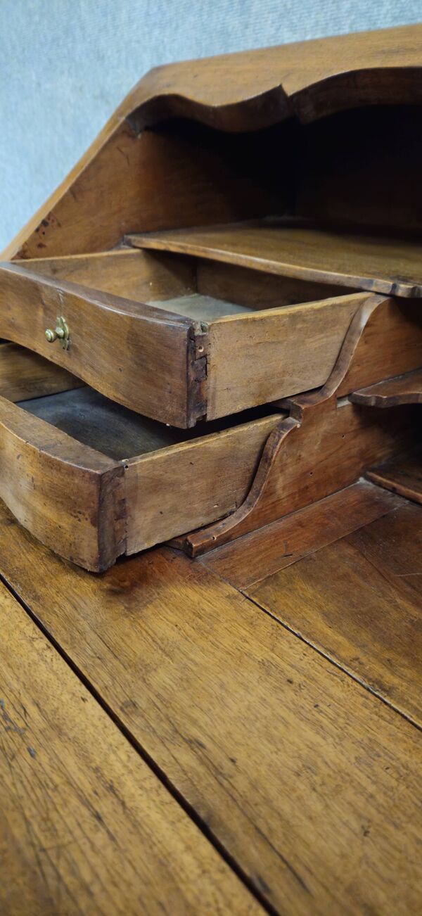 Bureau de pente - commode-scriban galbé en noyer et marquéterie – ép. LXV
