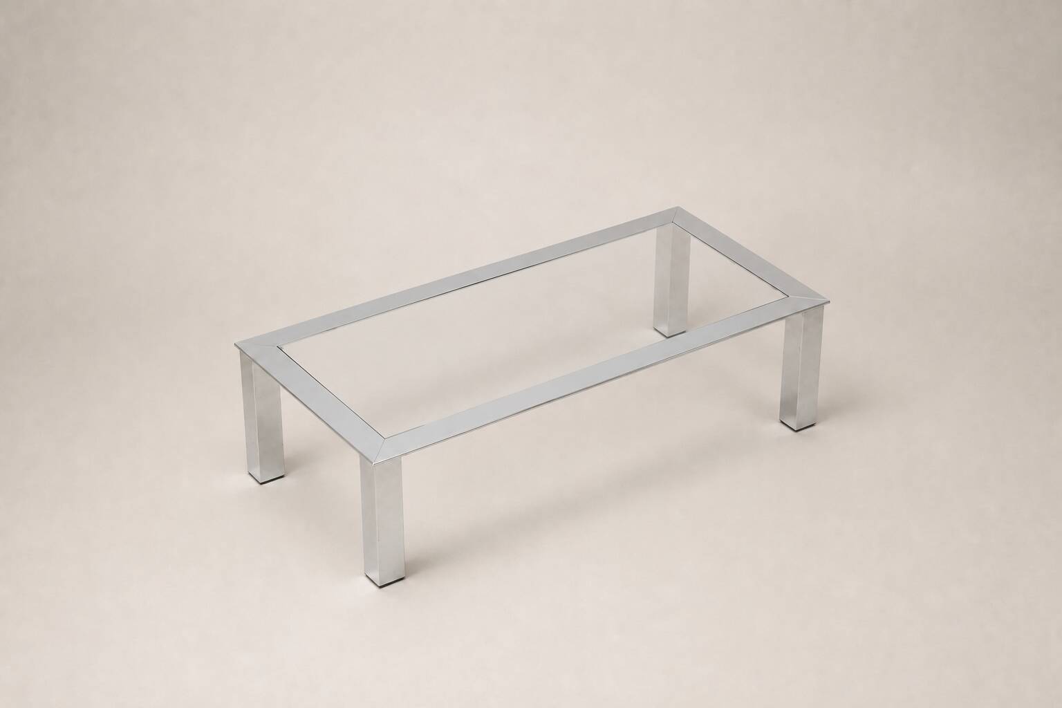 Table basse moderniste en acier chromé et verre clair — Europe, vers 1970