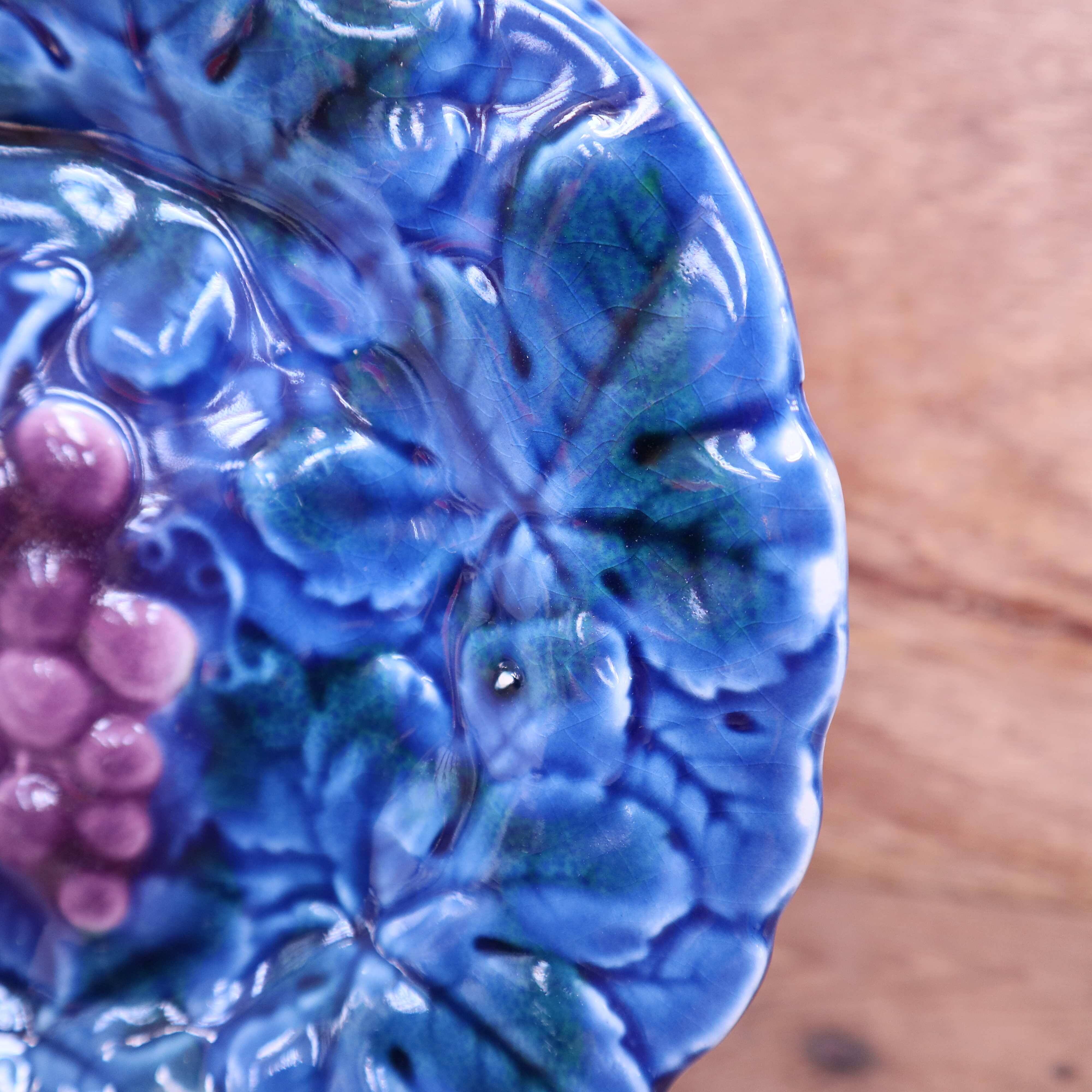 Assiette en barbotine bleue à décor de grappe de raisin Sarreguemines