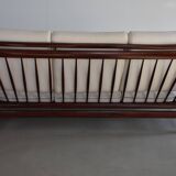 Canapé à dossier haut de style milieu du siècle retapissé