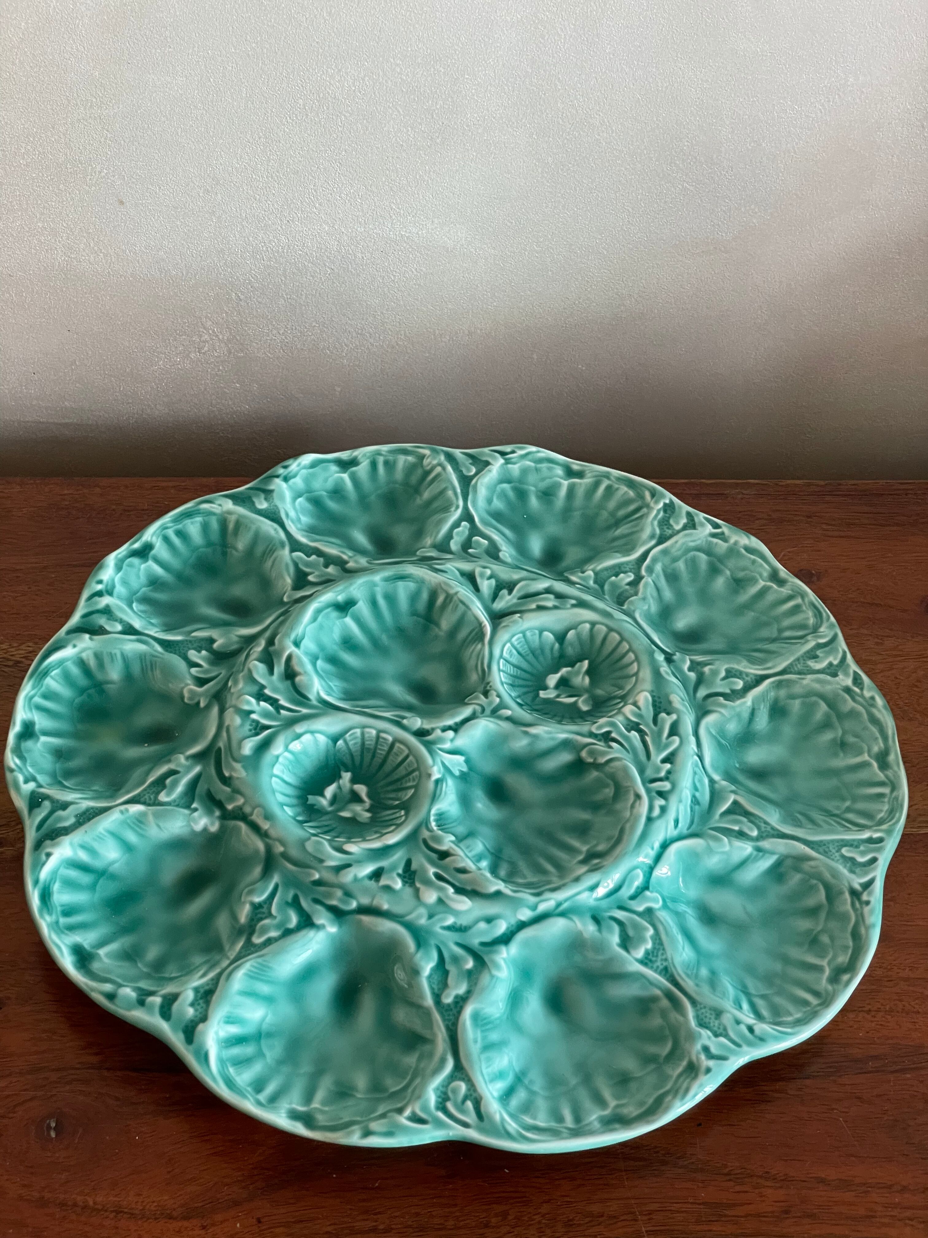 Flat oyster service and 6 splash plates of Gien green celadon