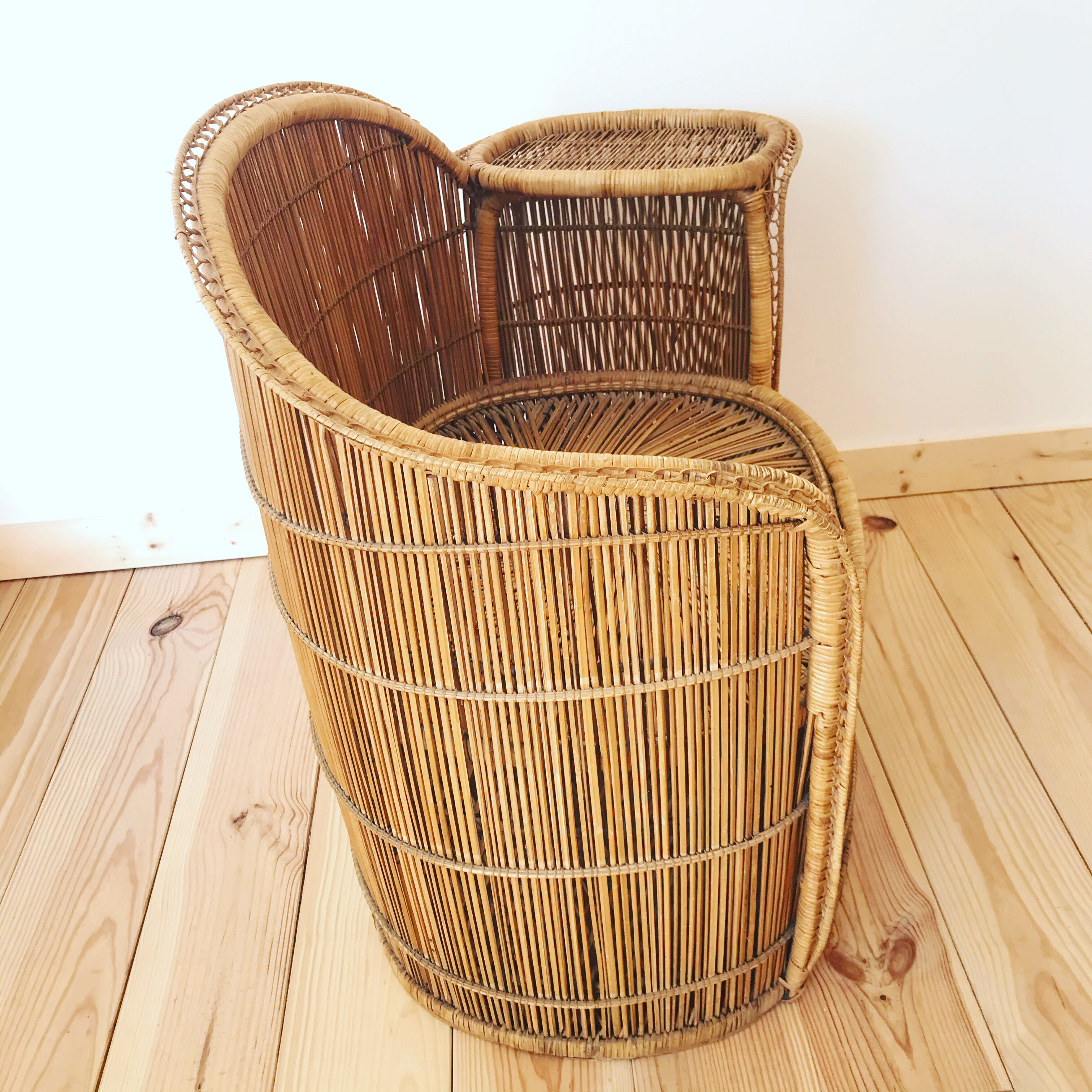 Fauteuil vintage à tablette en osier