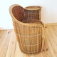Fauteuil vintage à tablette en osier