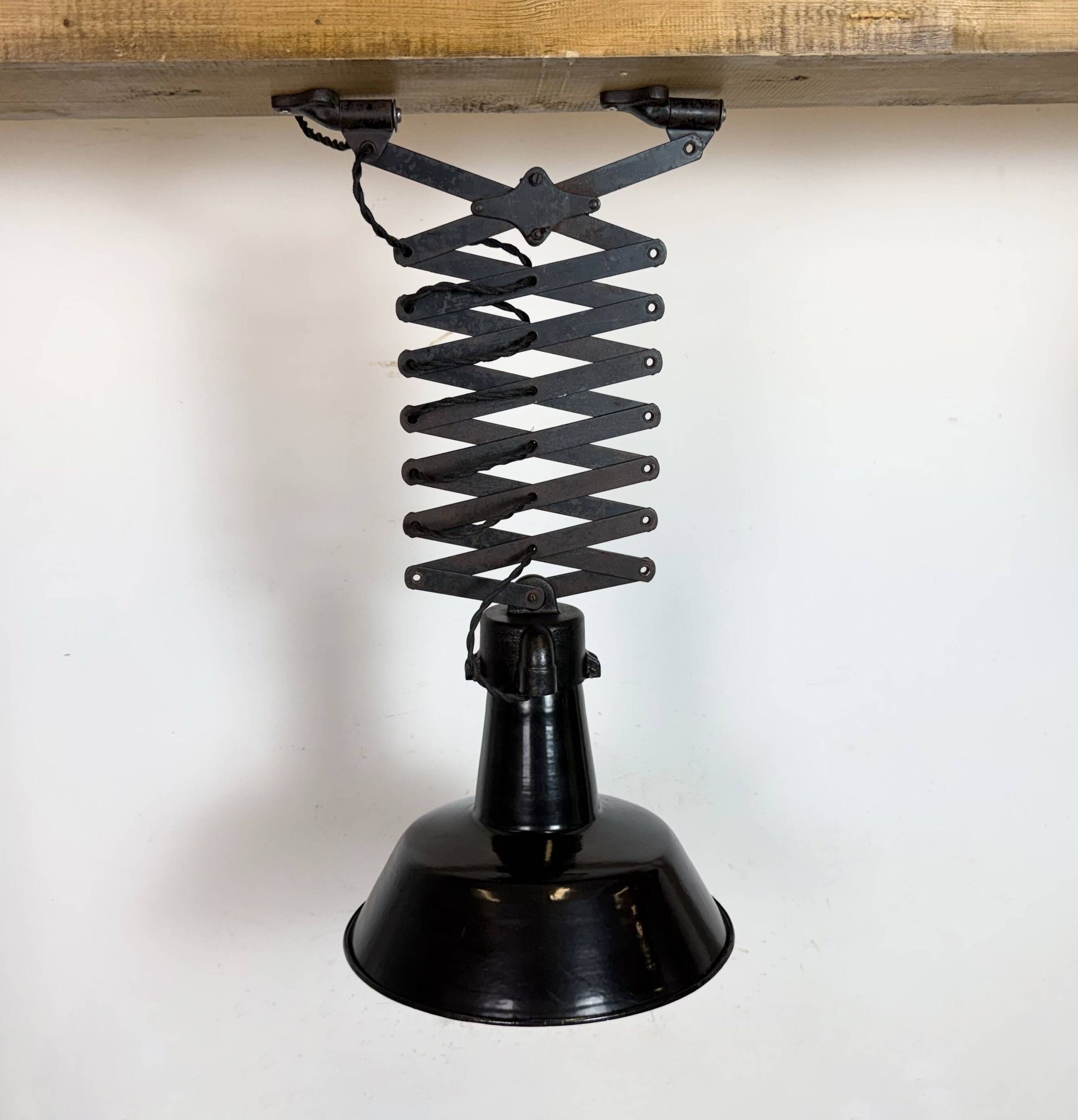 Lampe de plafond industrielle en émail noir à forme de ciseaux, années 1930