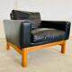 Fauteuil en cuir noir et chêne par Poul M.Volther, années 1960
