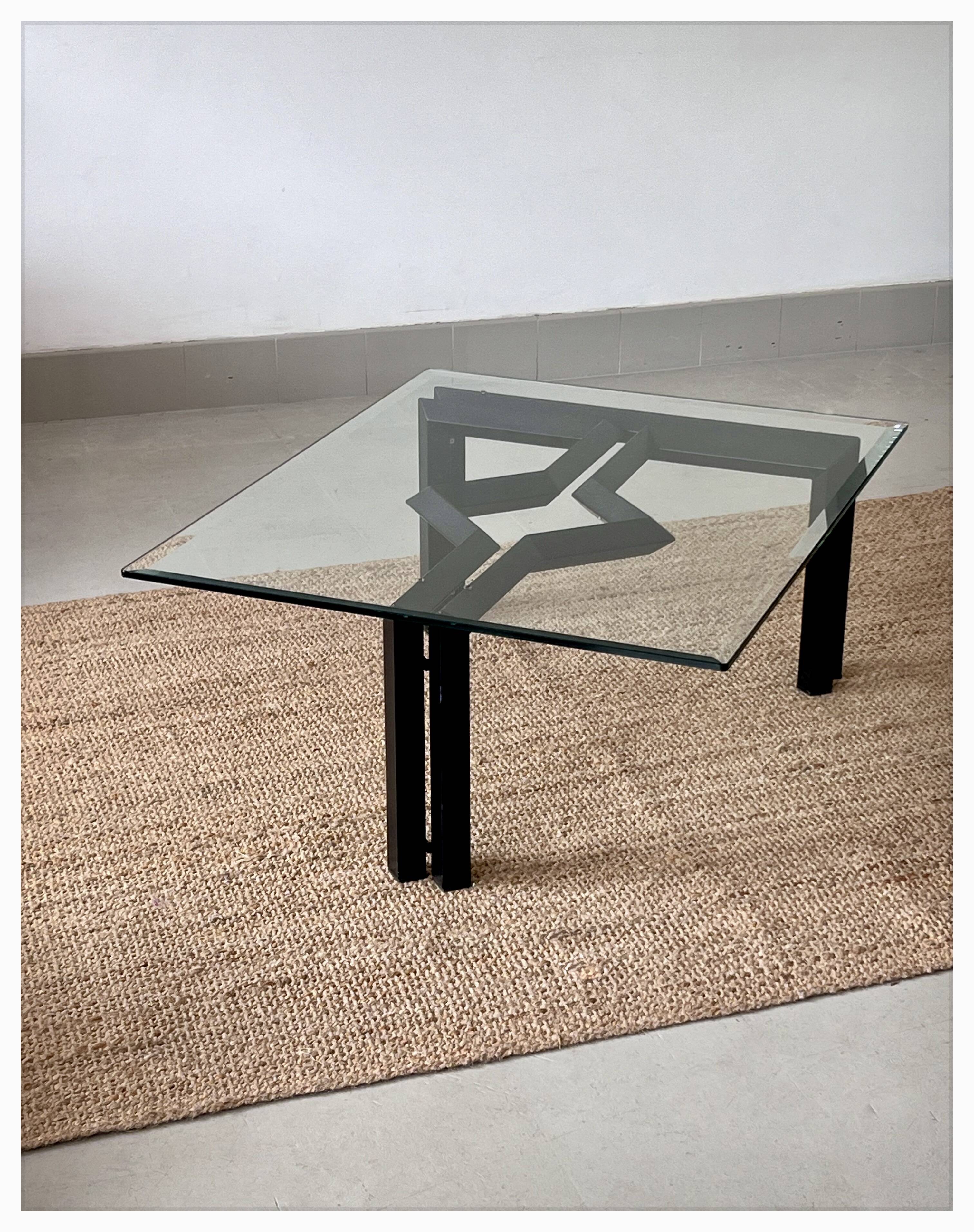 Table de salon postmoderne, structure en métal noir et en verre, années 80.